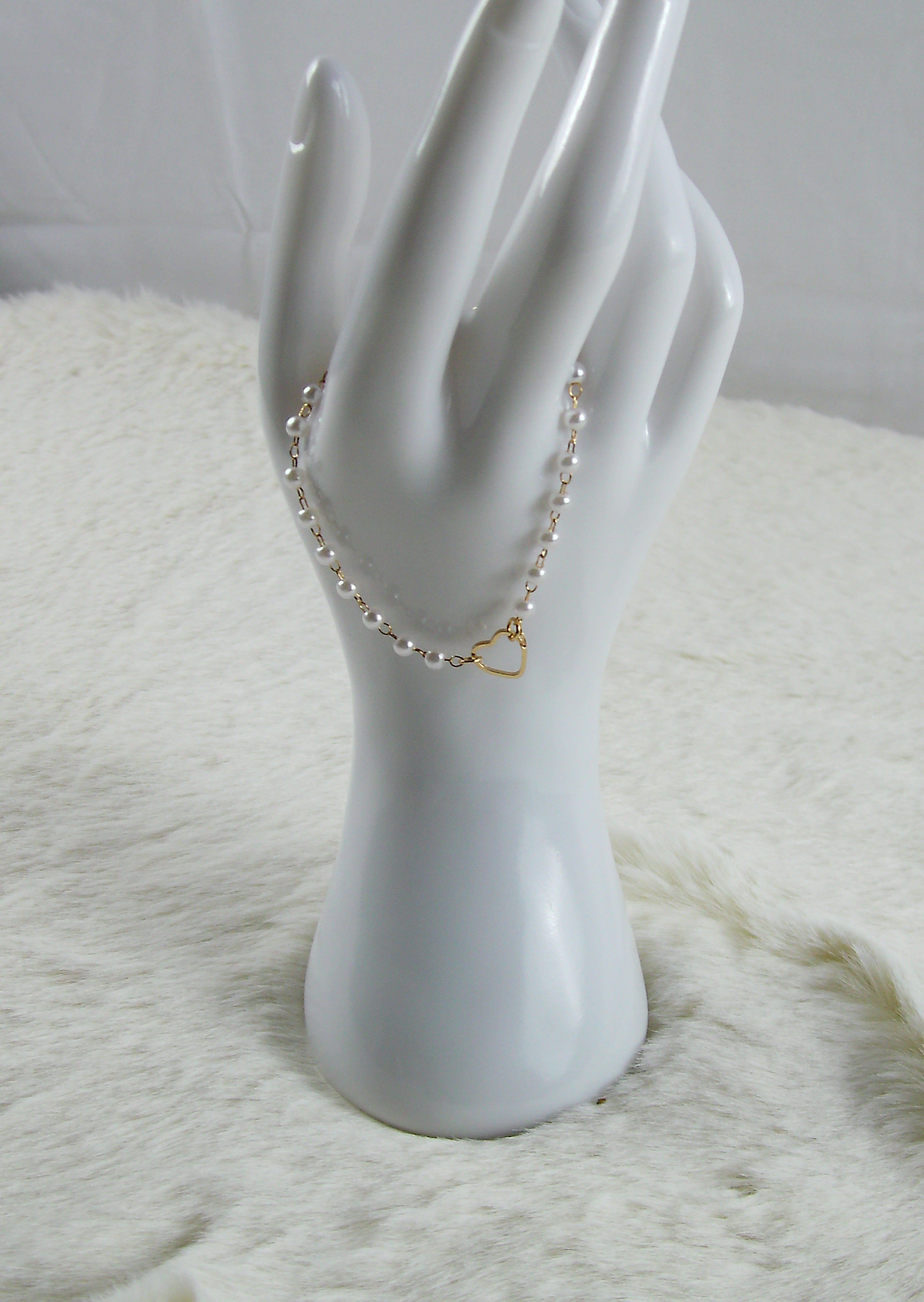 Gouden armband met witte parels en hartje