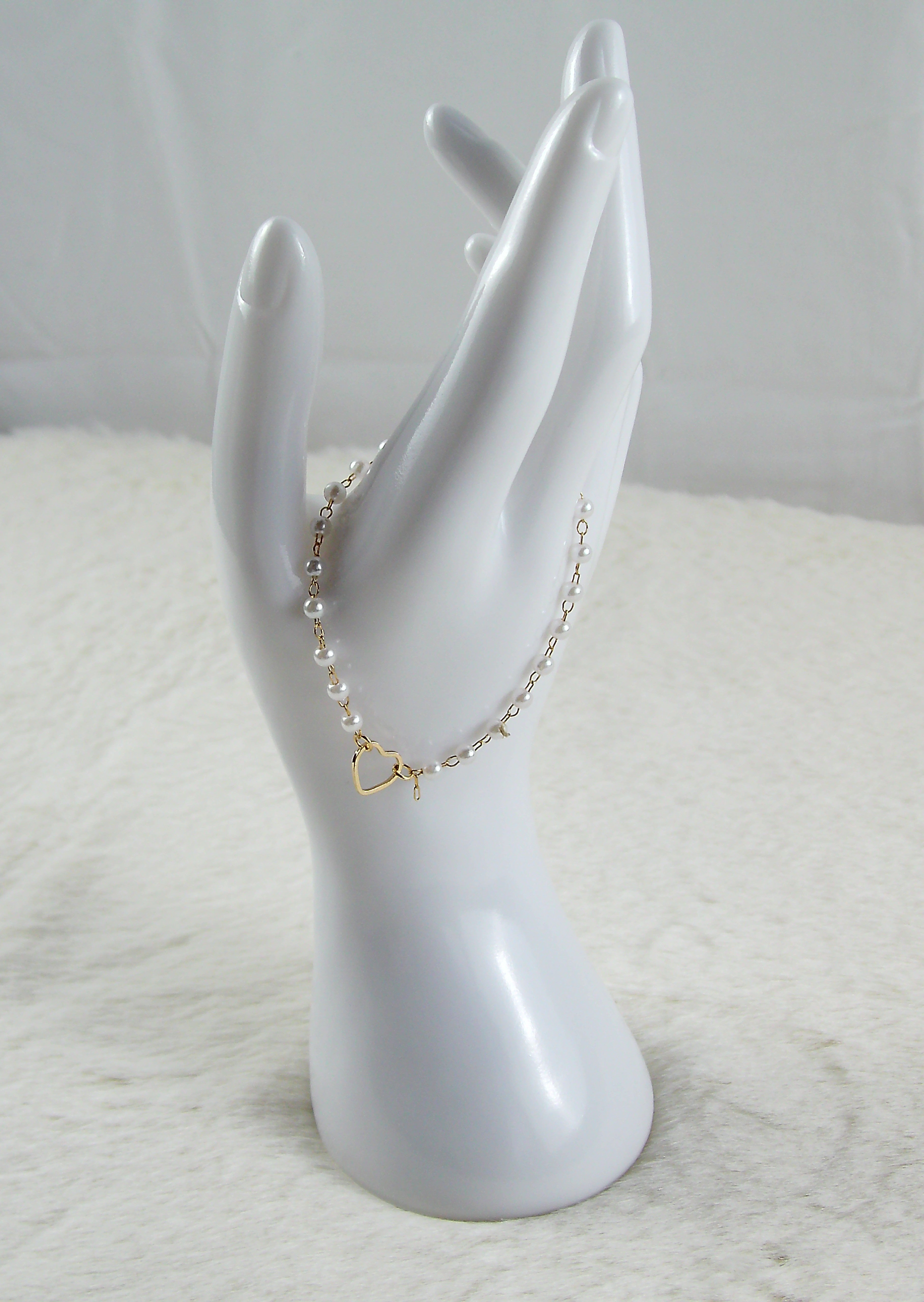 Gouden armband met witte parels en hartje