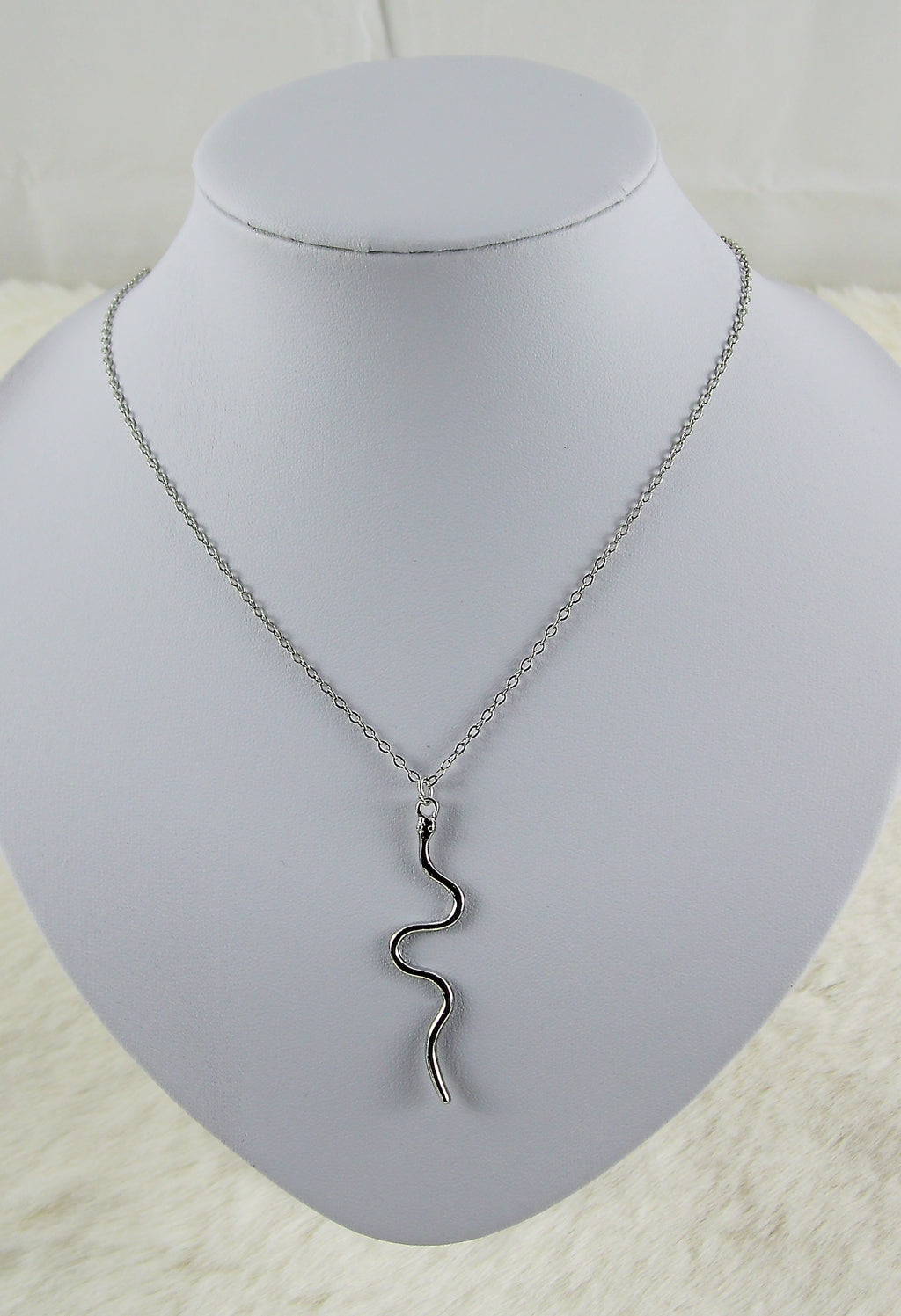 Zilveren ketting met slangen hanger