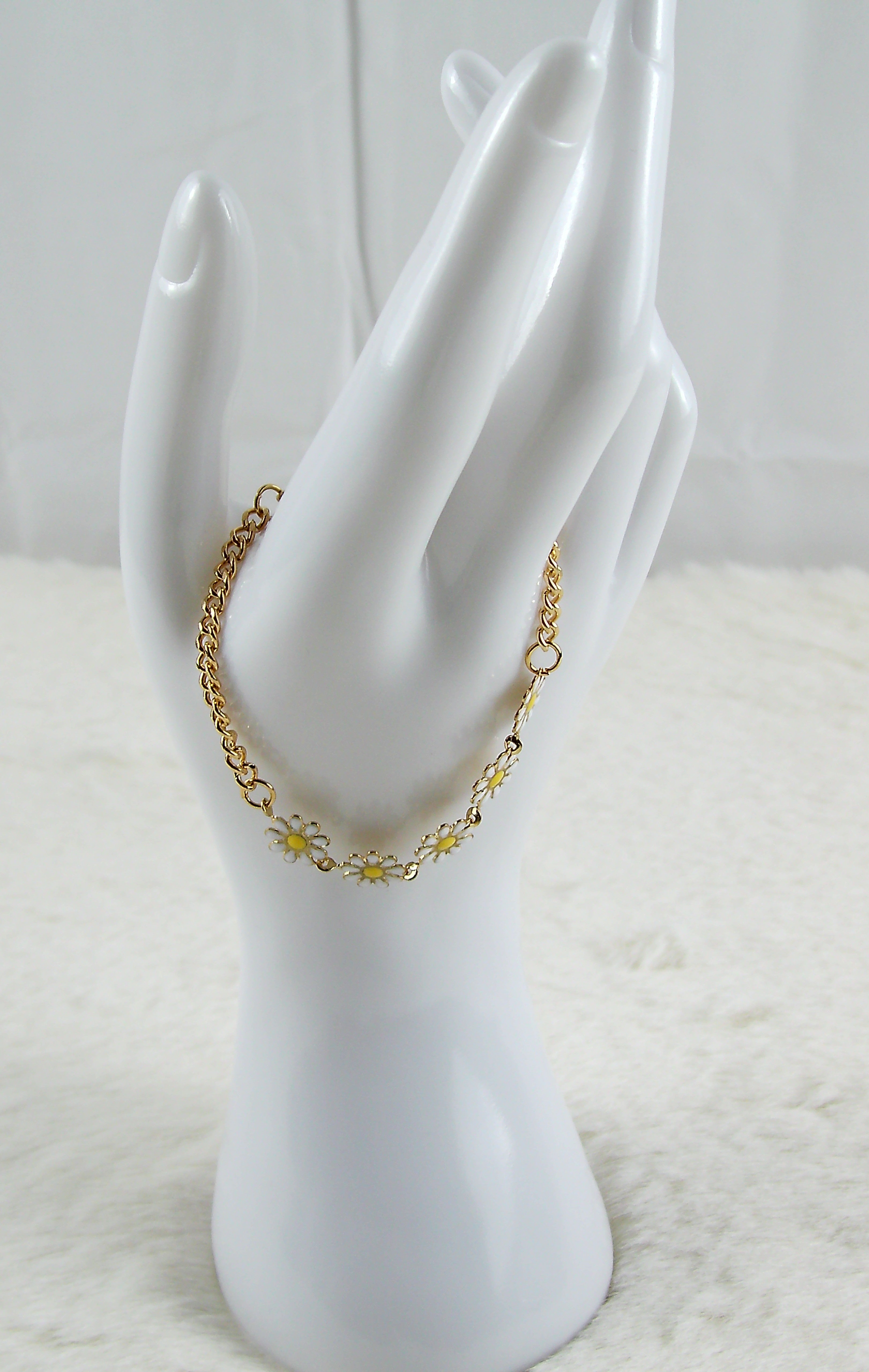 Gouden armband met bloemen bedels