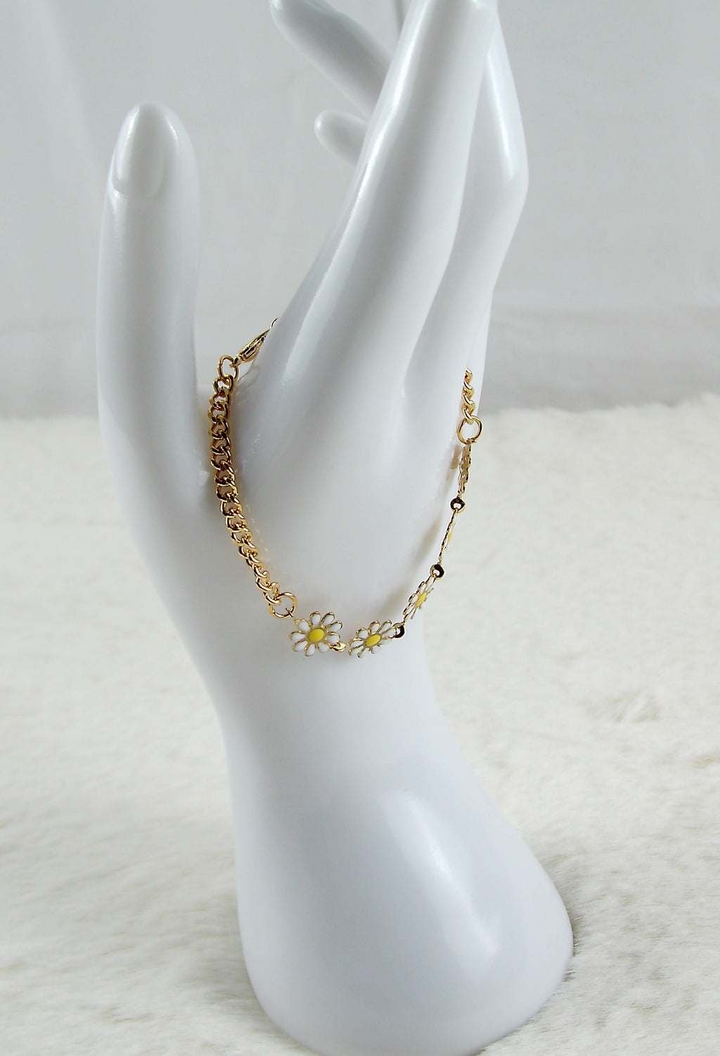 Gouden armband met bloemen bedels