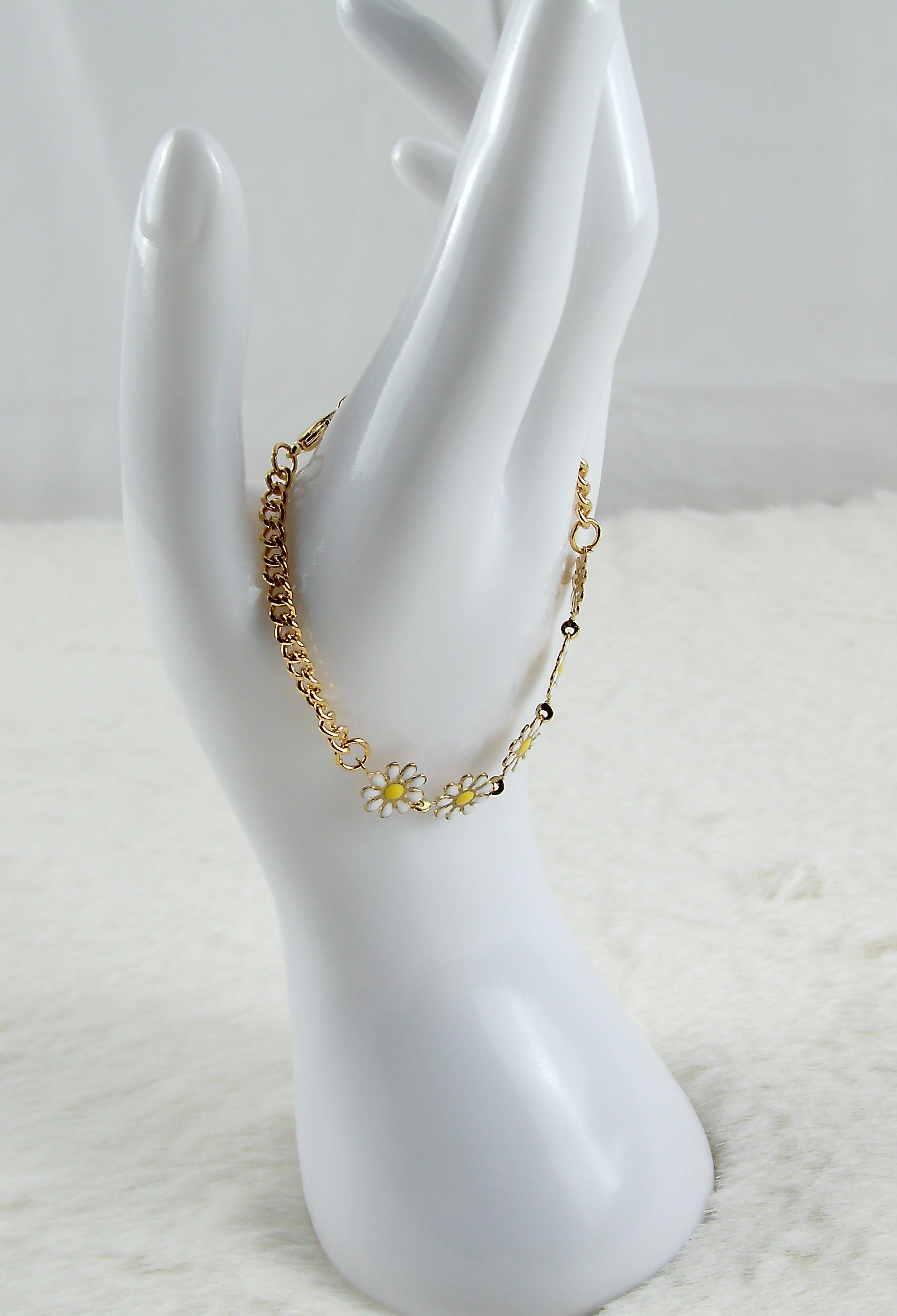 Gouden armband met bloemen bedels