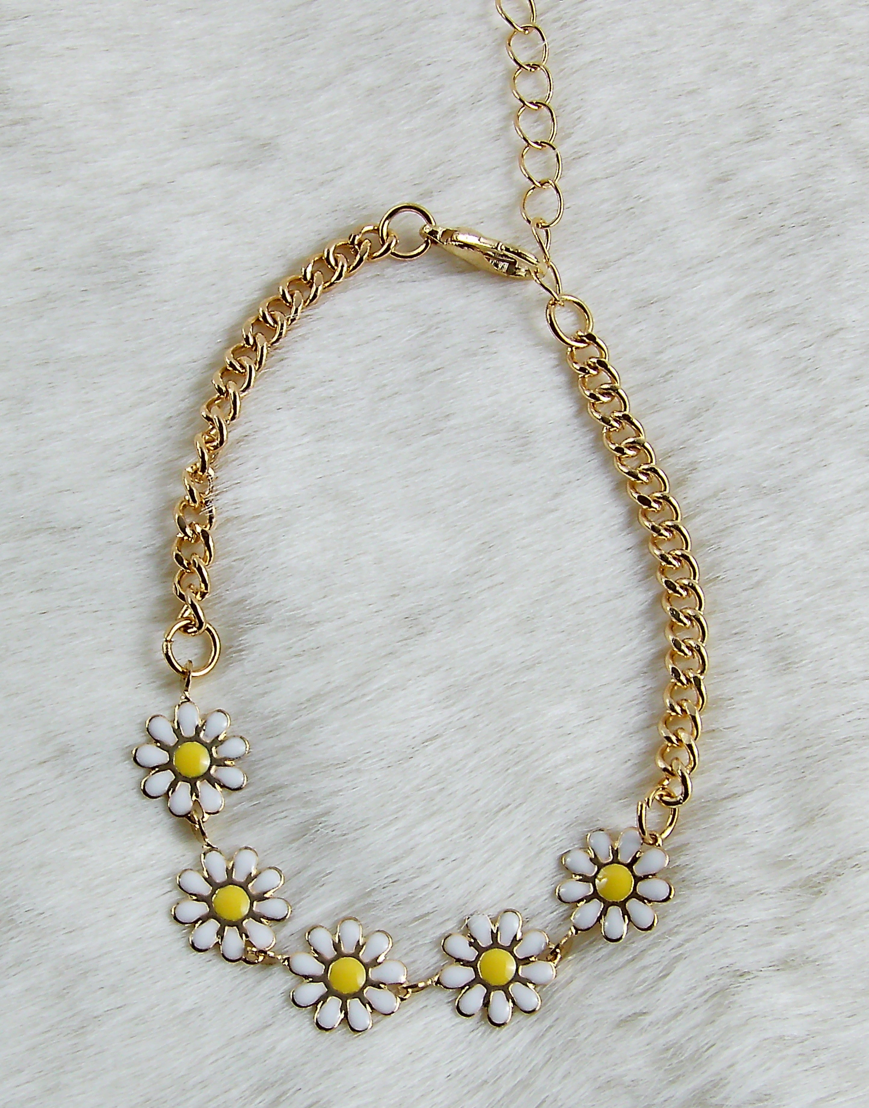 Gouden armband met bloemen bedels