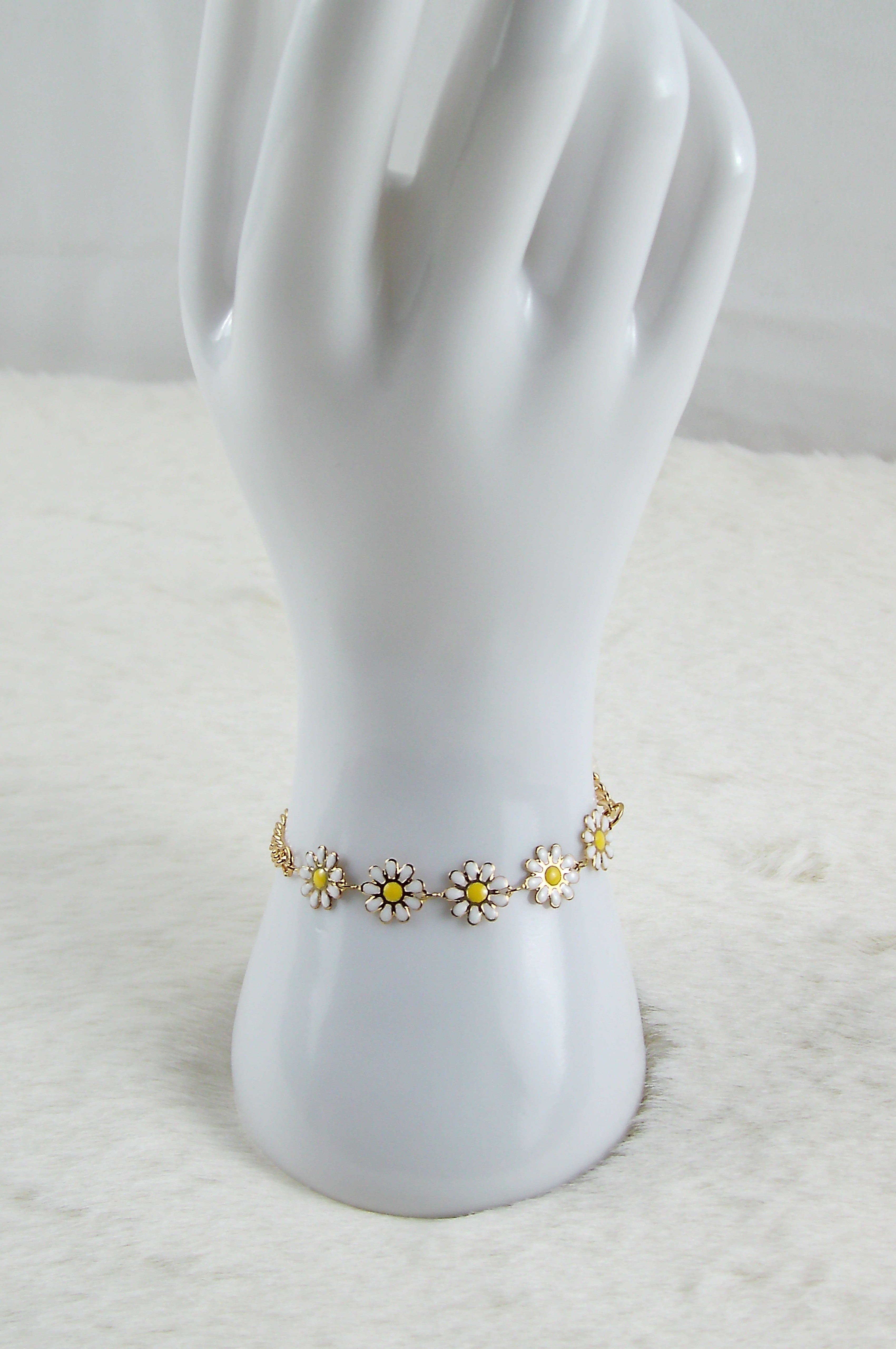 Gouden armband met bloemen bedels