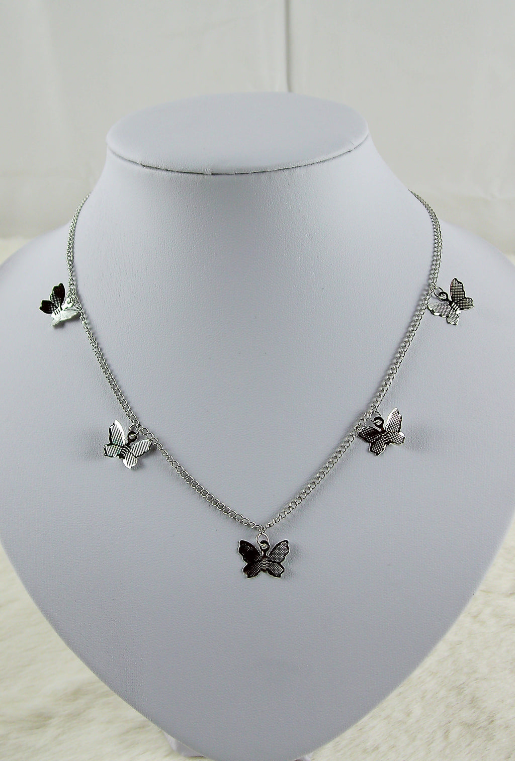 Zilveren ketting met vlinderbedeltjes