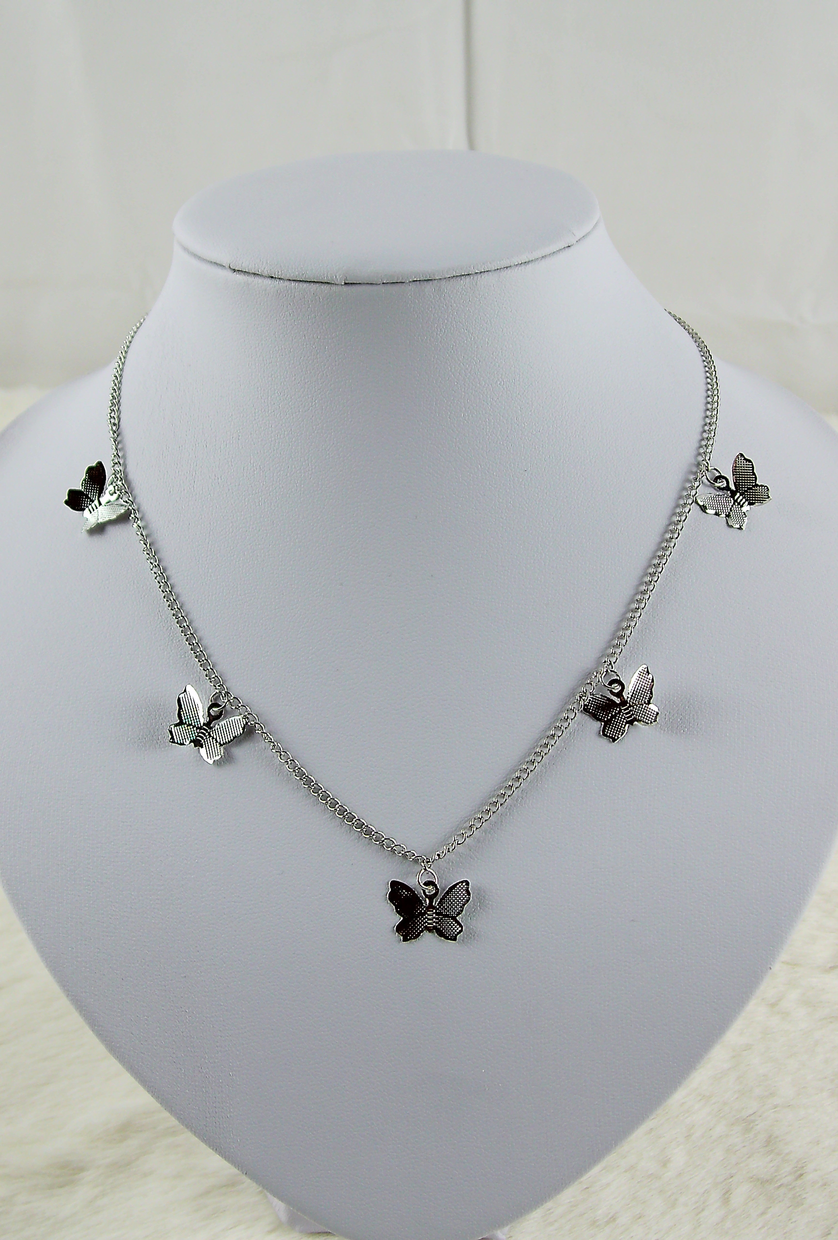 Zilveren ketting met vlinderbedeltjes