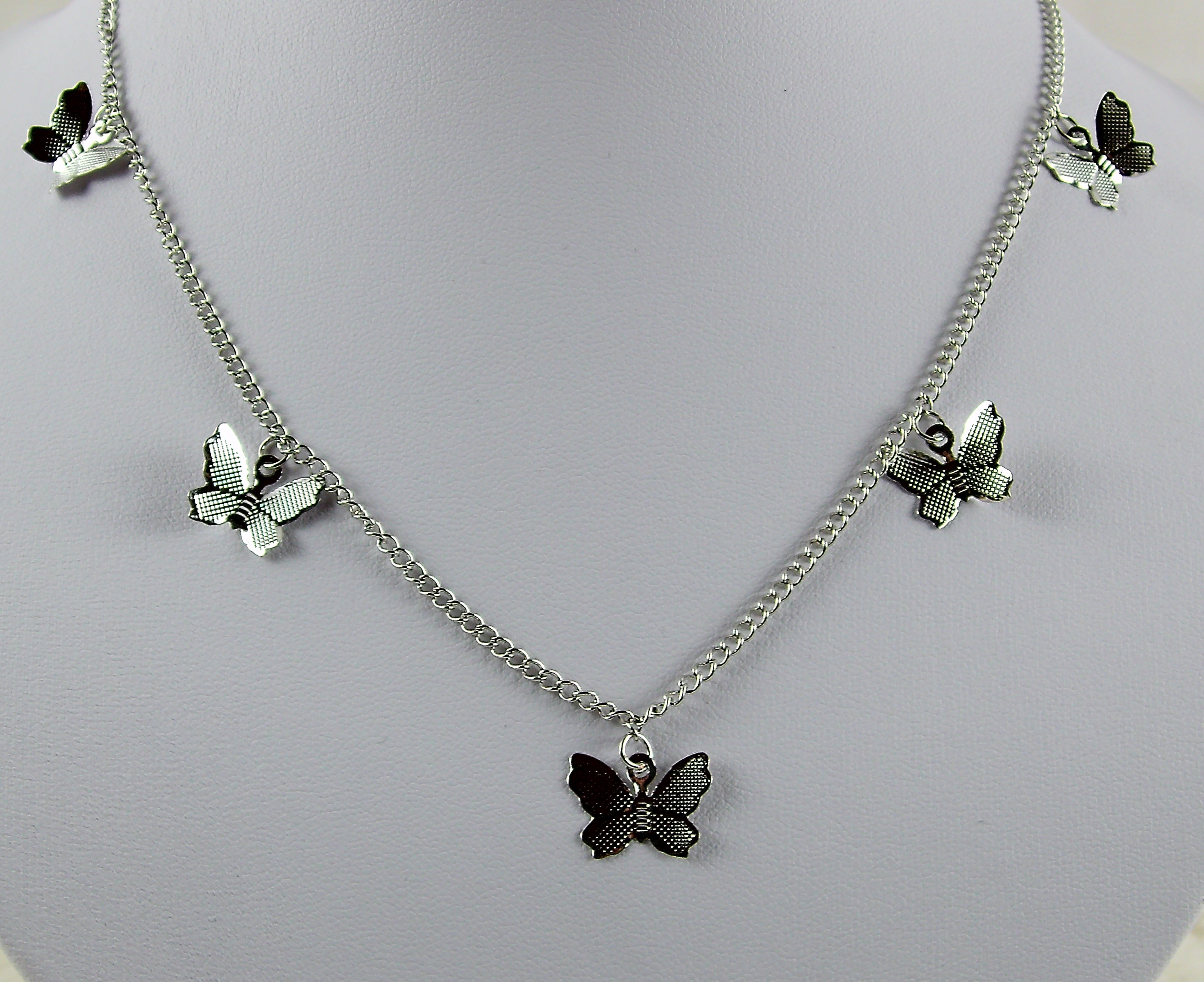 Zilveren ketting met vlinderbedeltjes