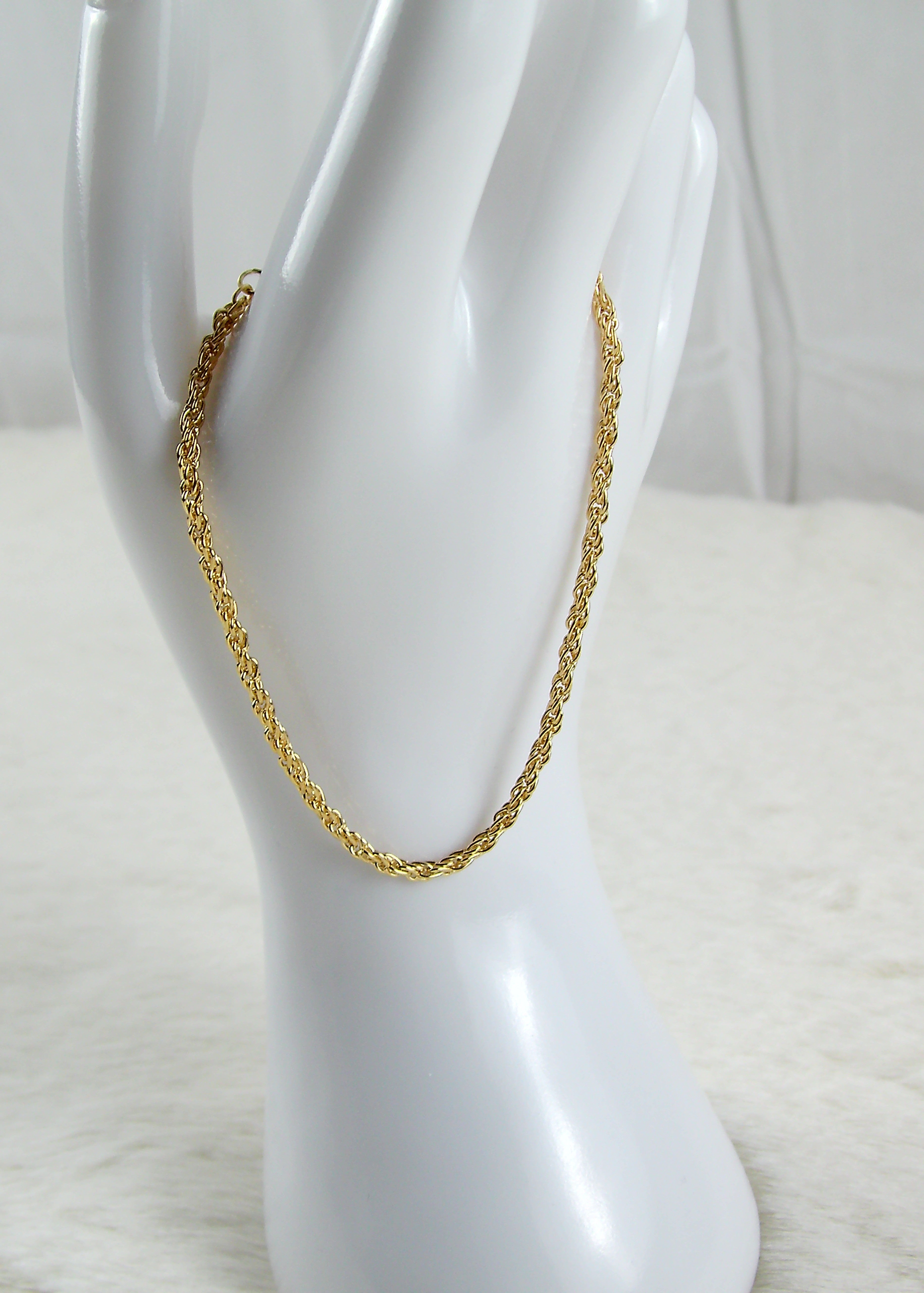 Basic gedraaide golden armbandje dun