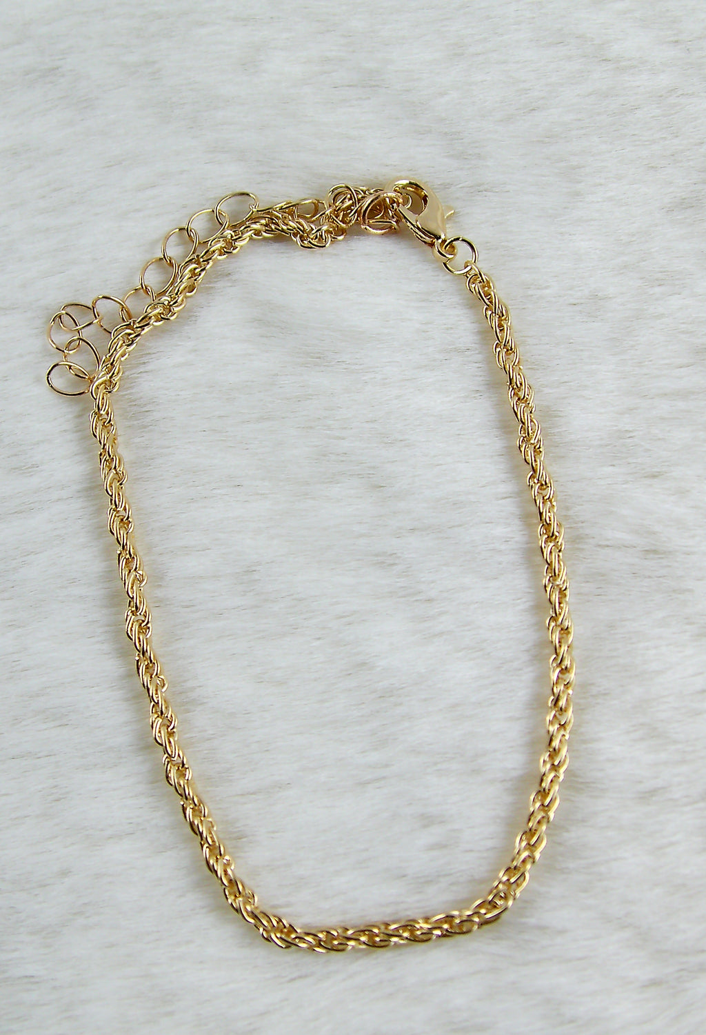 Basic gedraaide golden armbandje dun