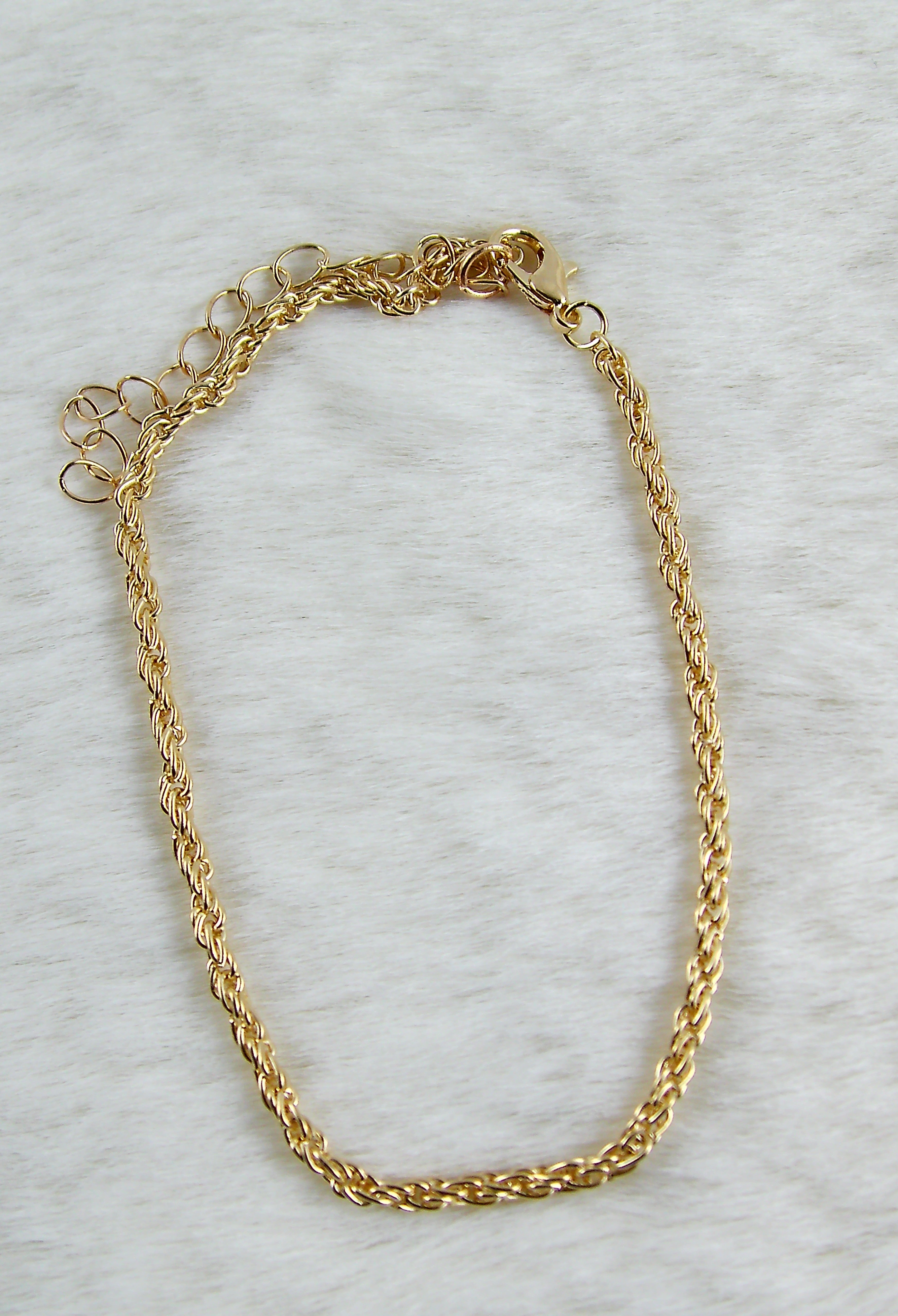 Basic gedraaide golden armbandje dun