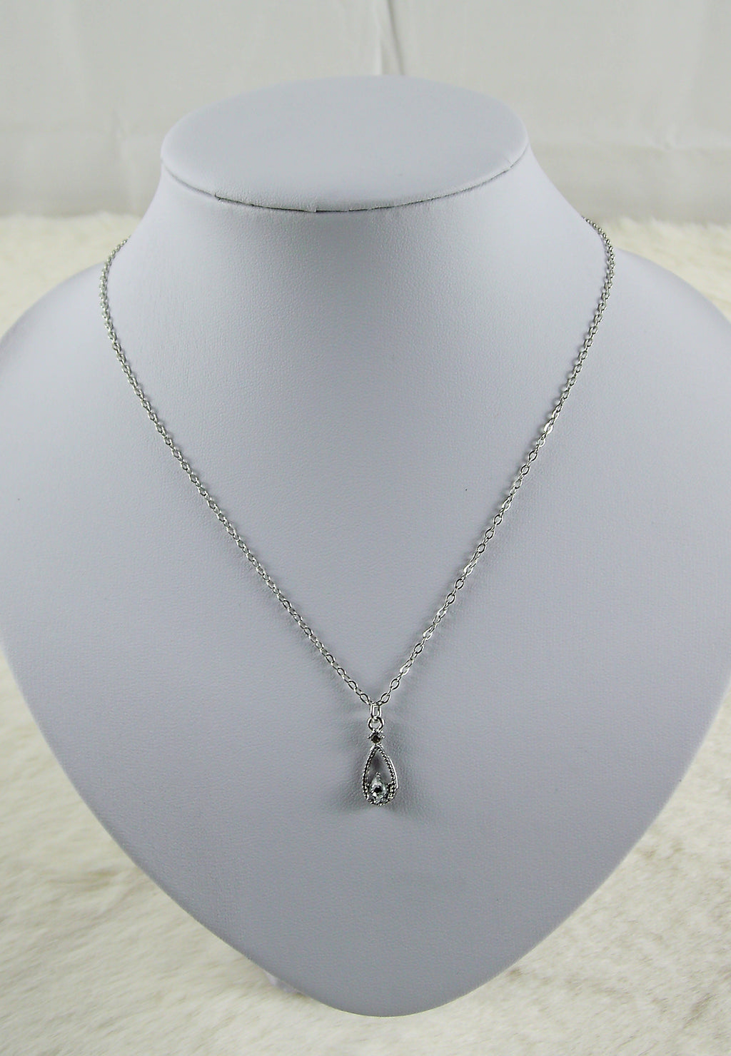 Zilveren ketting met druppel diamant