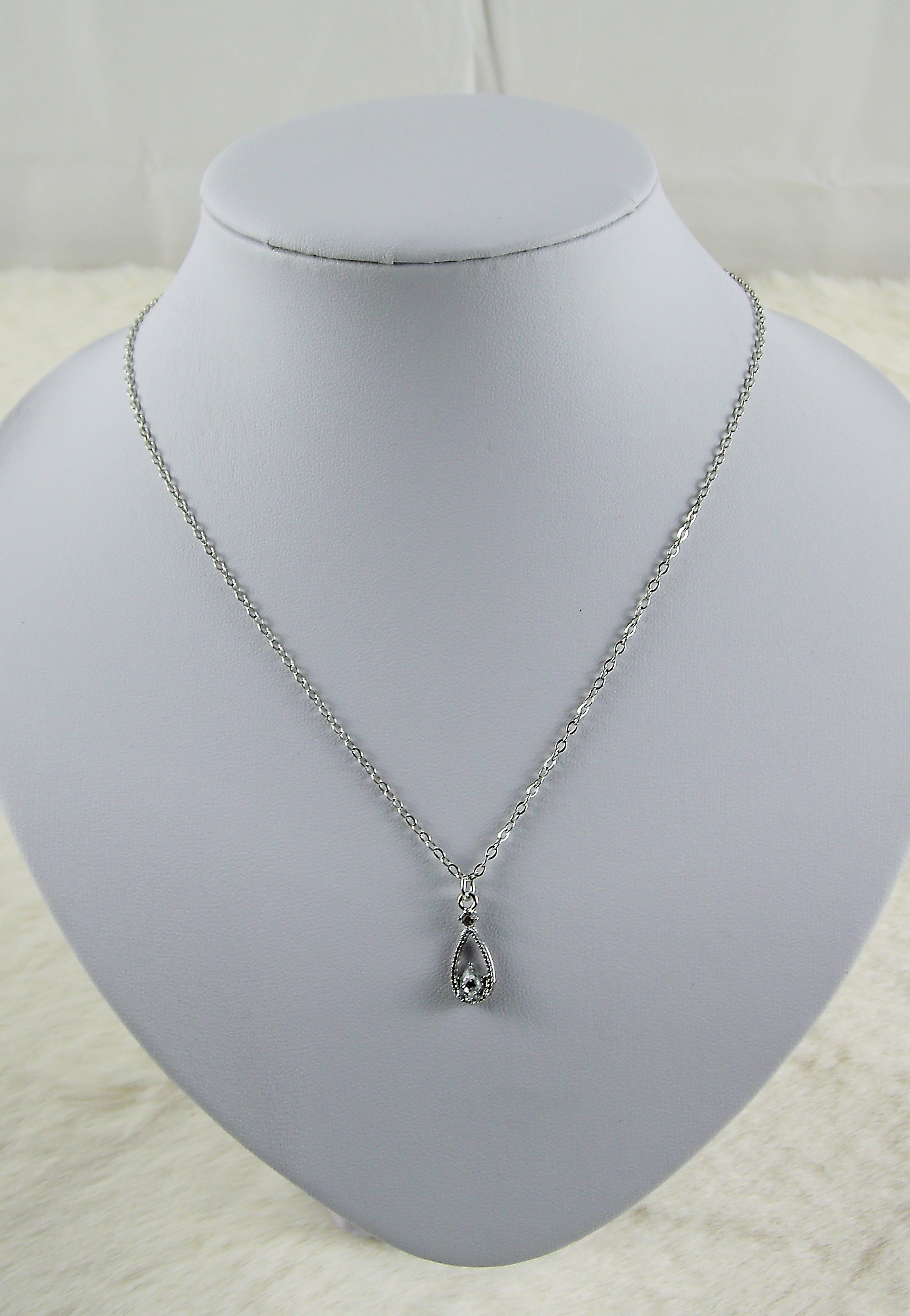 Zilveren ketting met druppel diamant