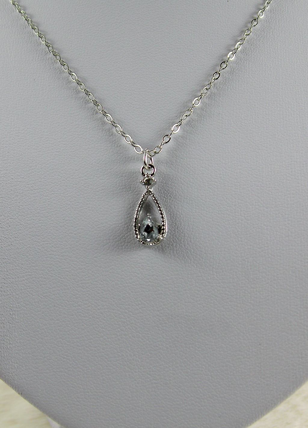 Zilveren ketting met druppel diamant
