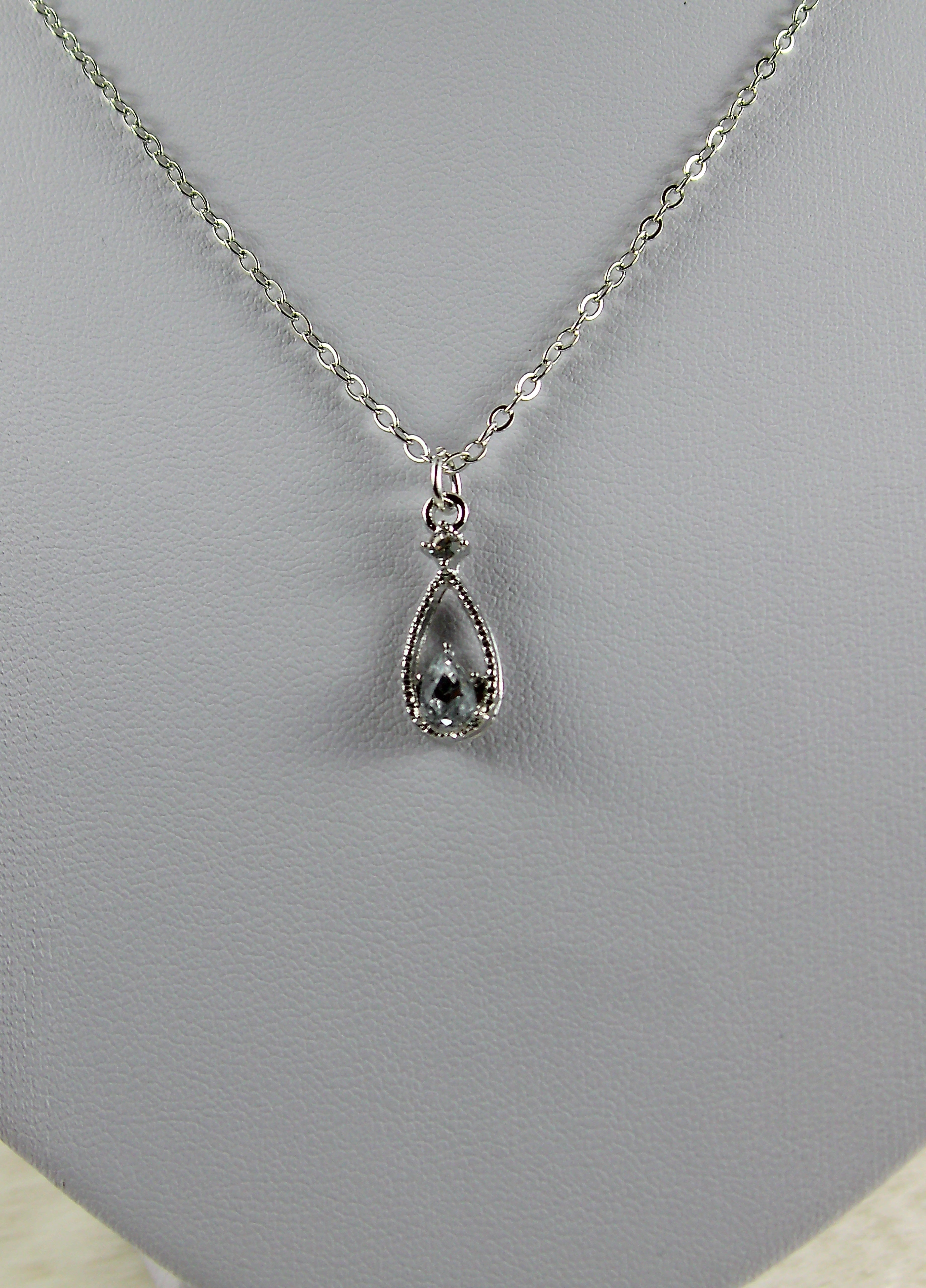 Zilveren ketting met druppel diamant