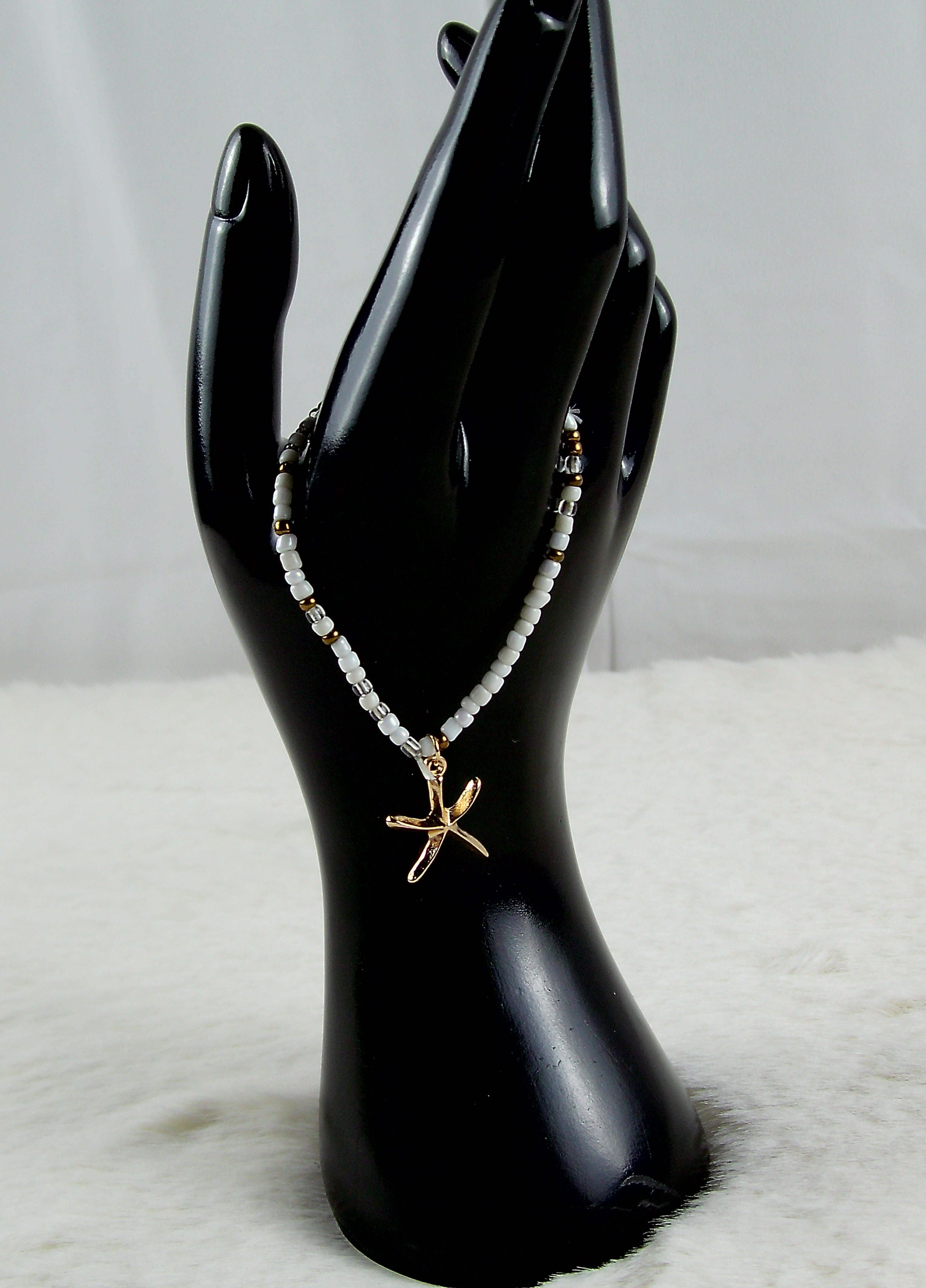 Armband met witten kralen en een zeester