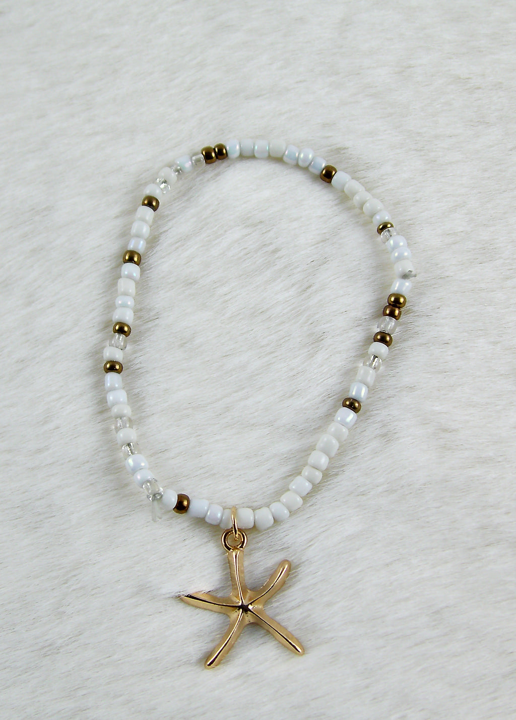 Armband met witten kralen en een zeester