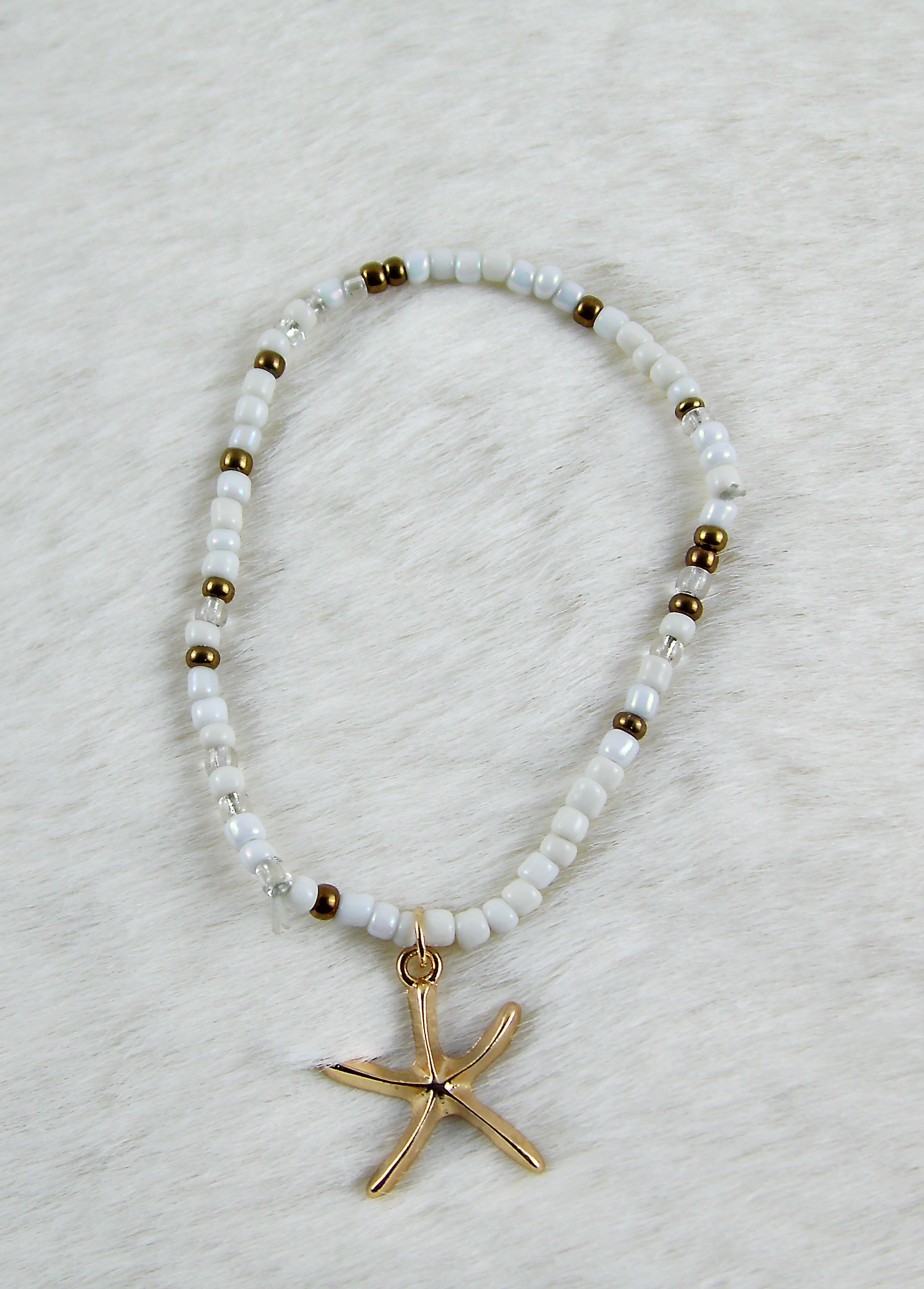 Armband met witten kralen en een zeester