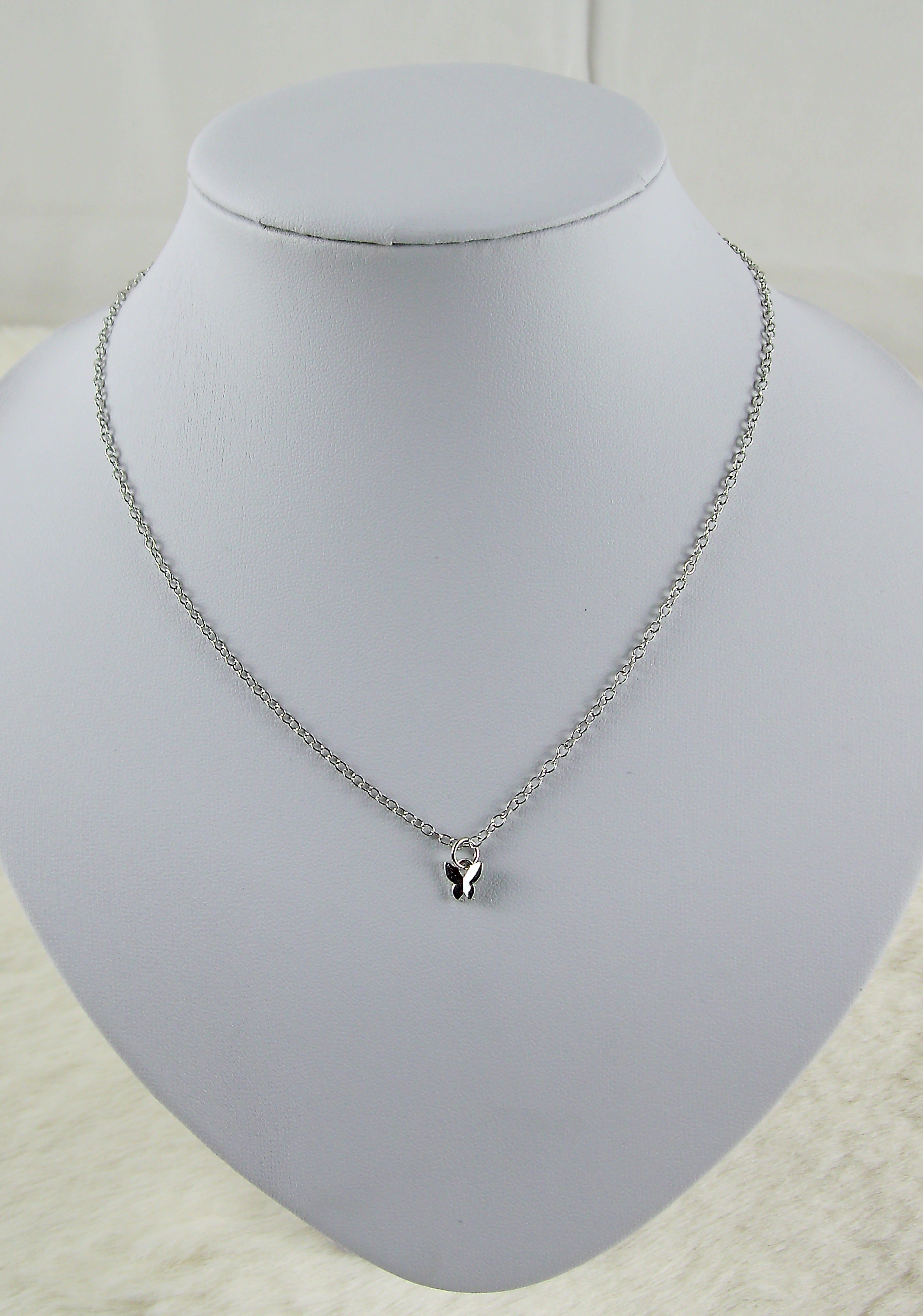 Zilveren ketting met mini vlinder hanger