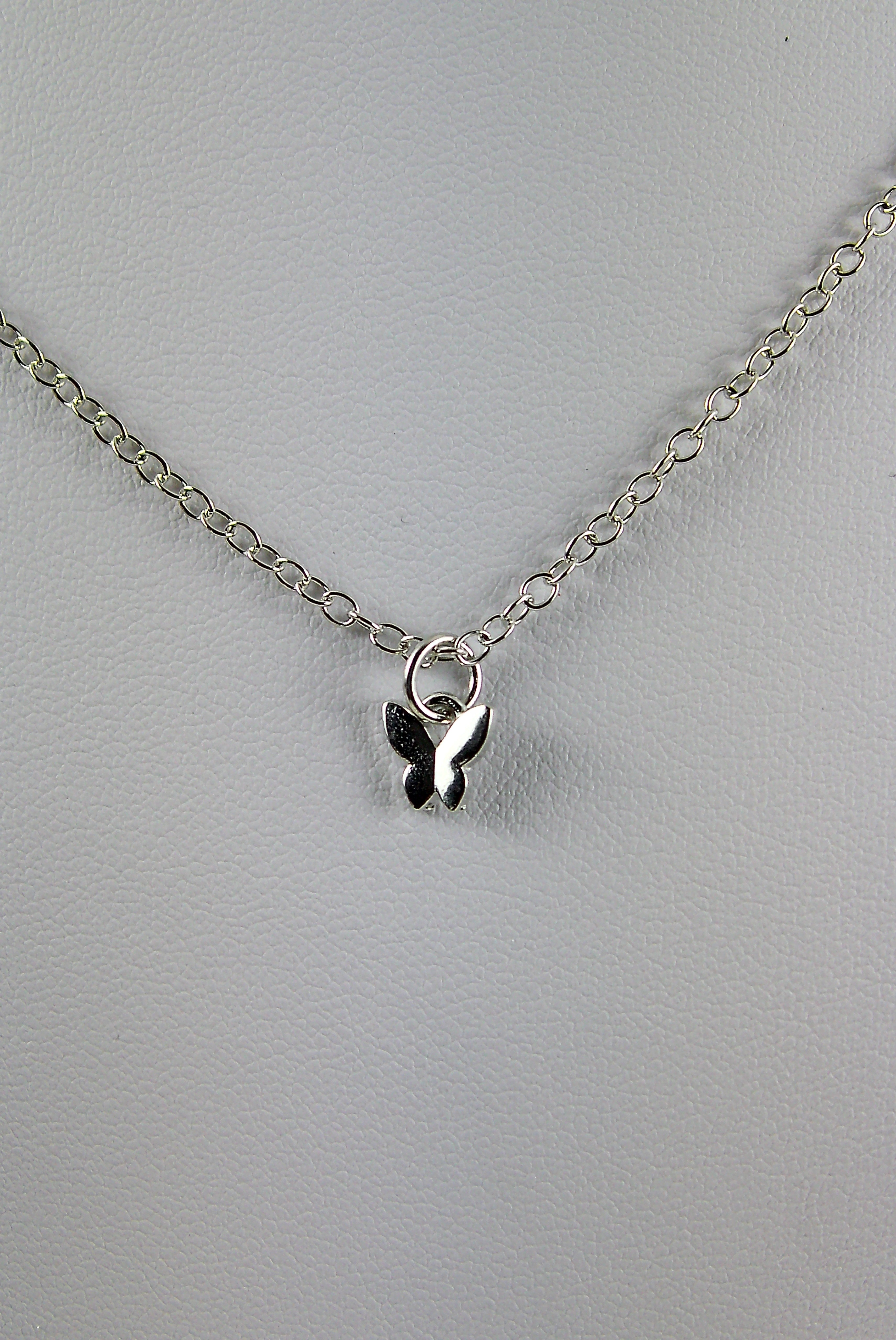 Zilveren ketting met mini vlinder hanger