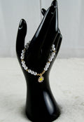 Witte parel armband met bloem