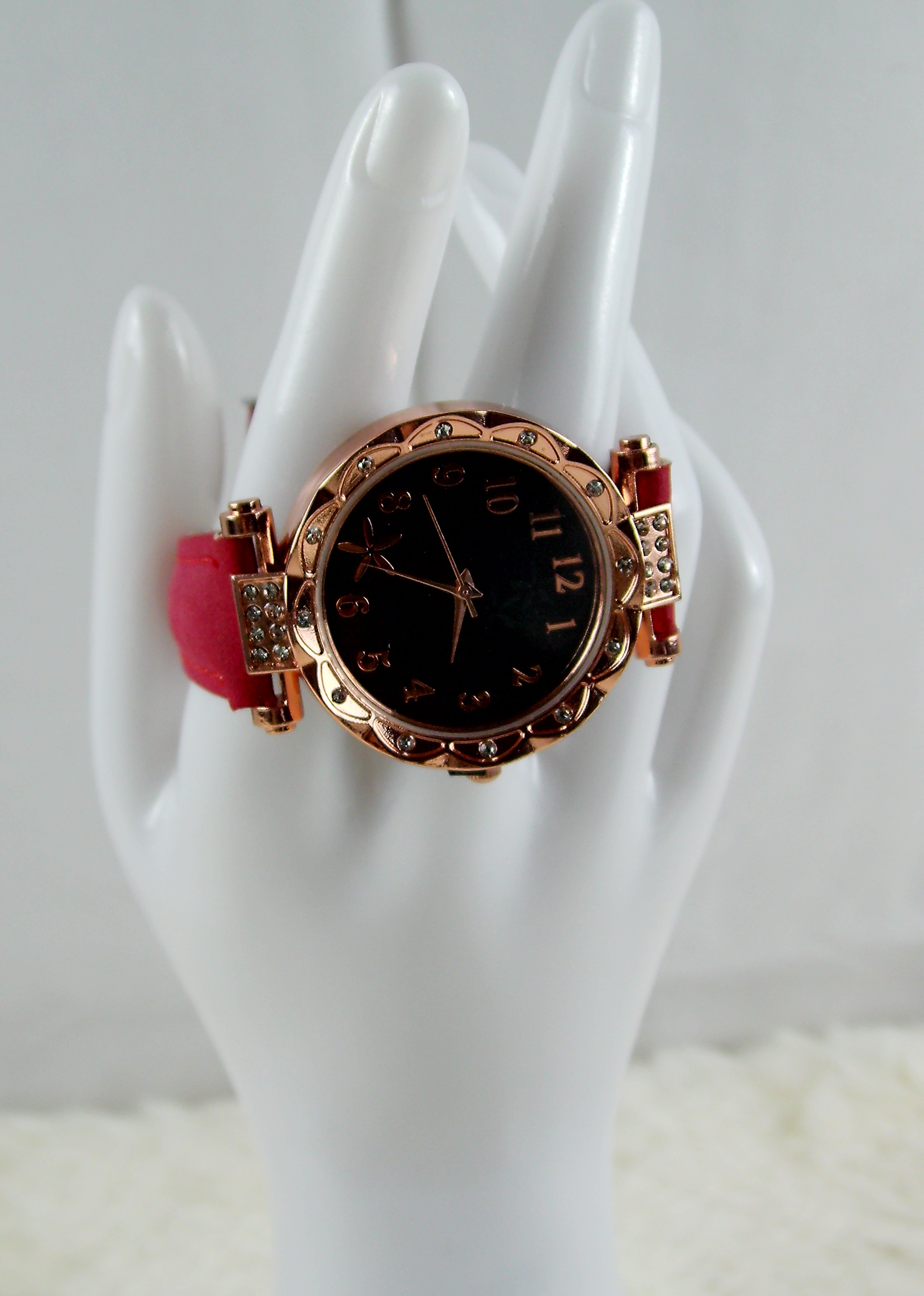 Rode horloge met bloemen display