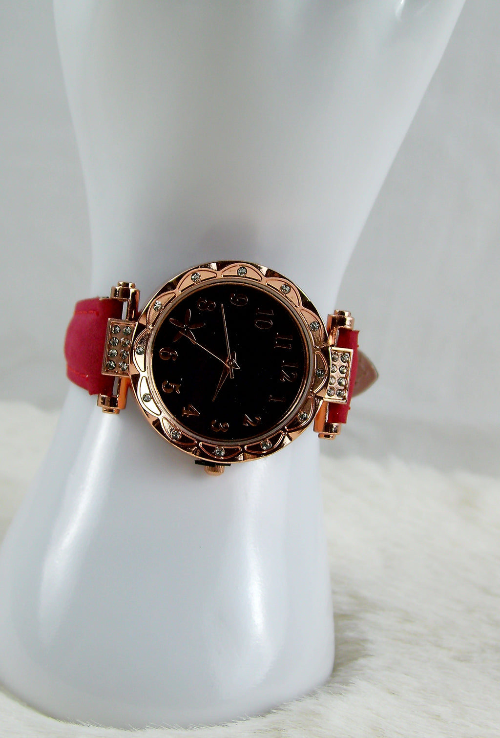 Rode horloge met bloemen display