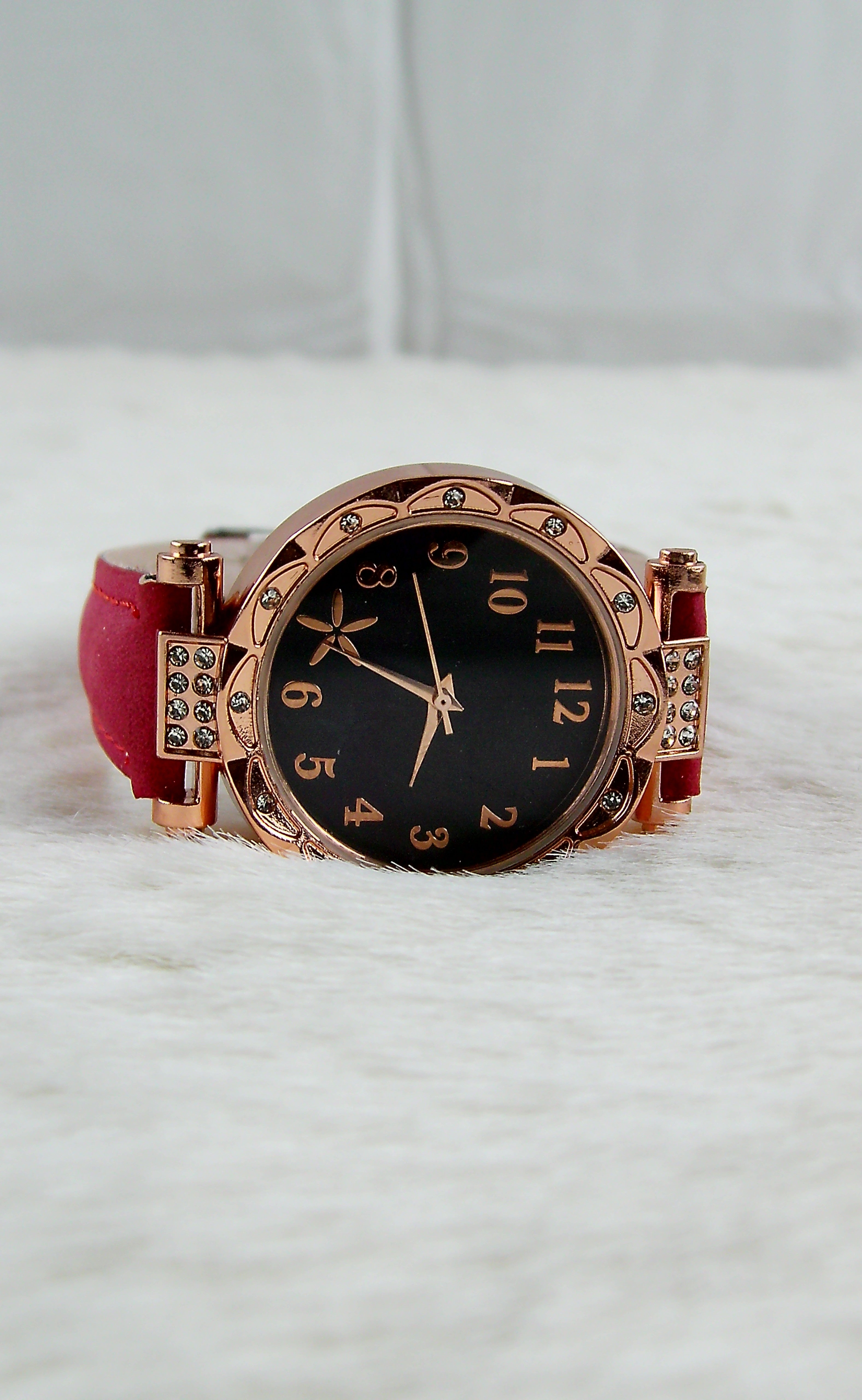 Rode horloge met bloemen display