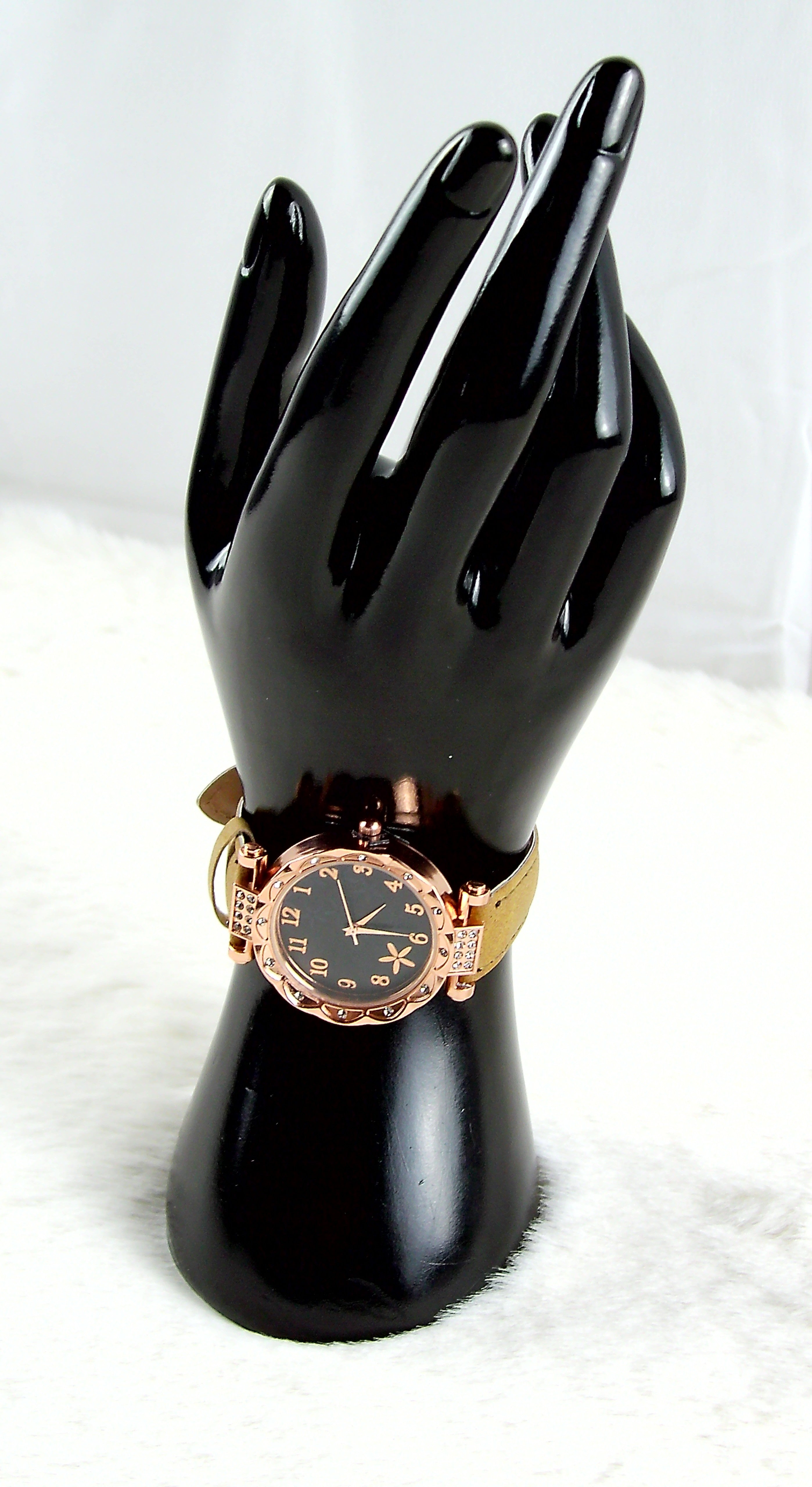 Bruine horloge met bloemen display