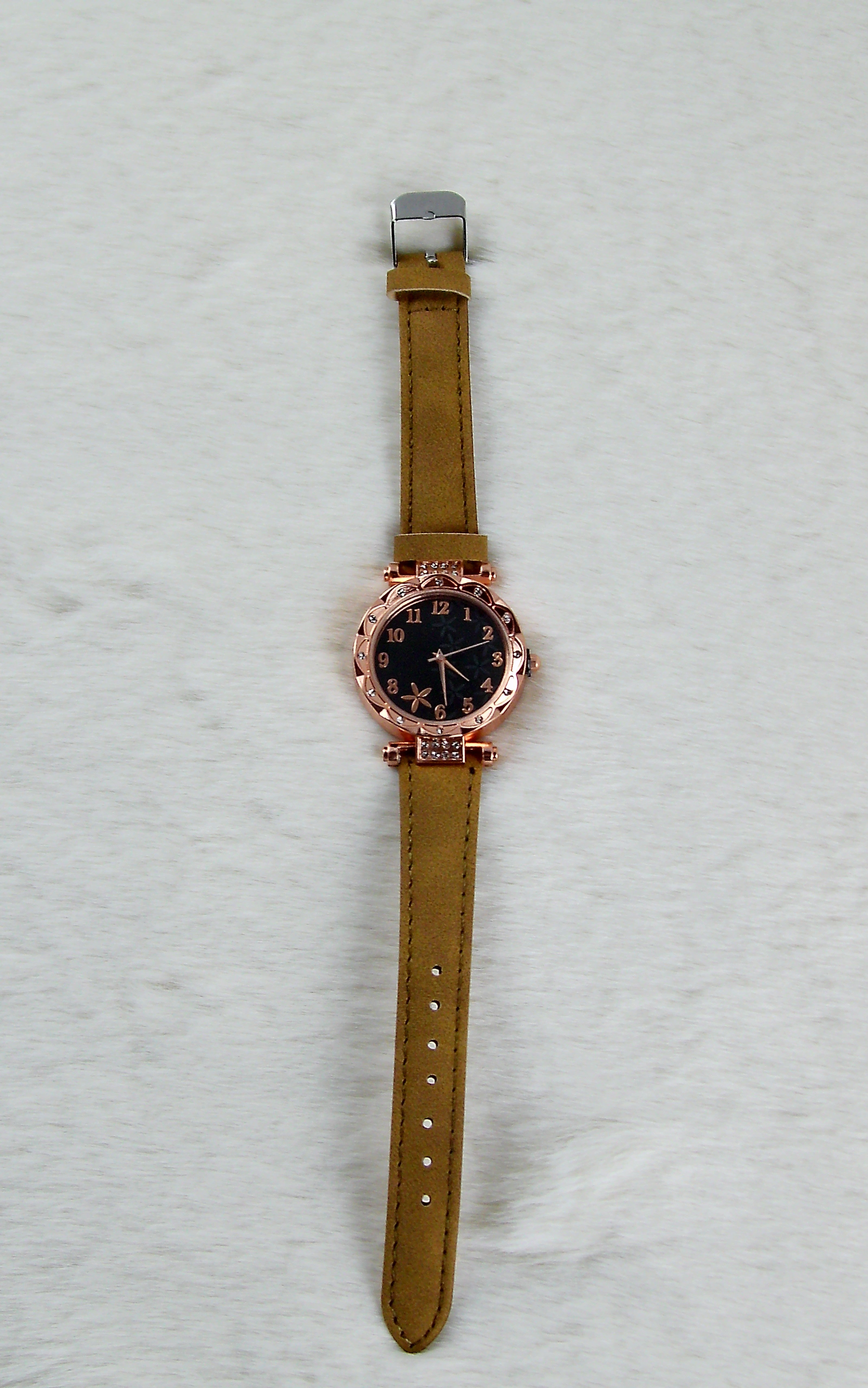 Bruine horloge met bloemen display