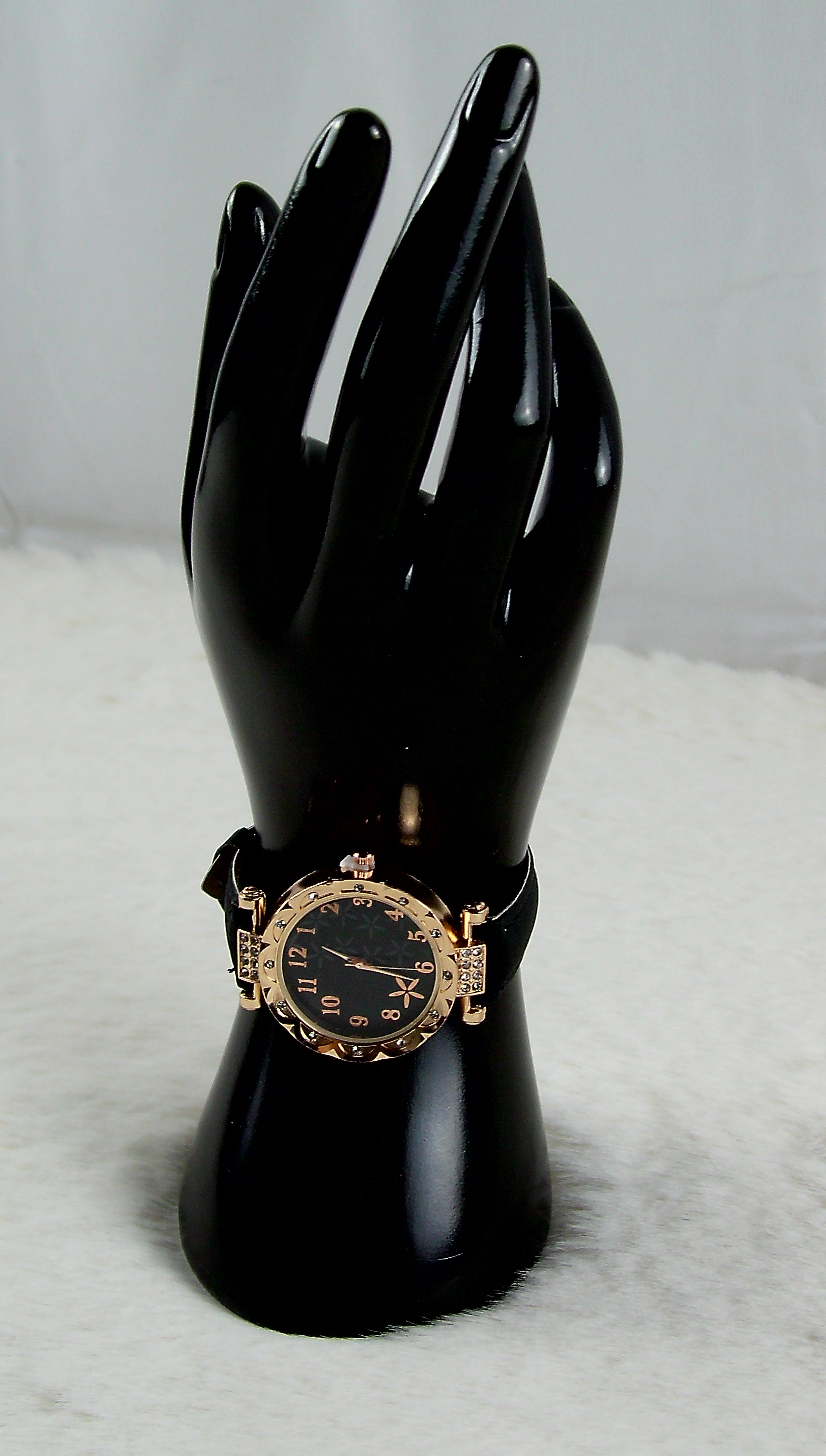 Zwarte horloge met bloemen display