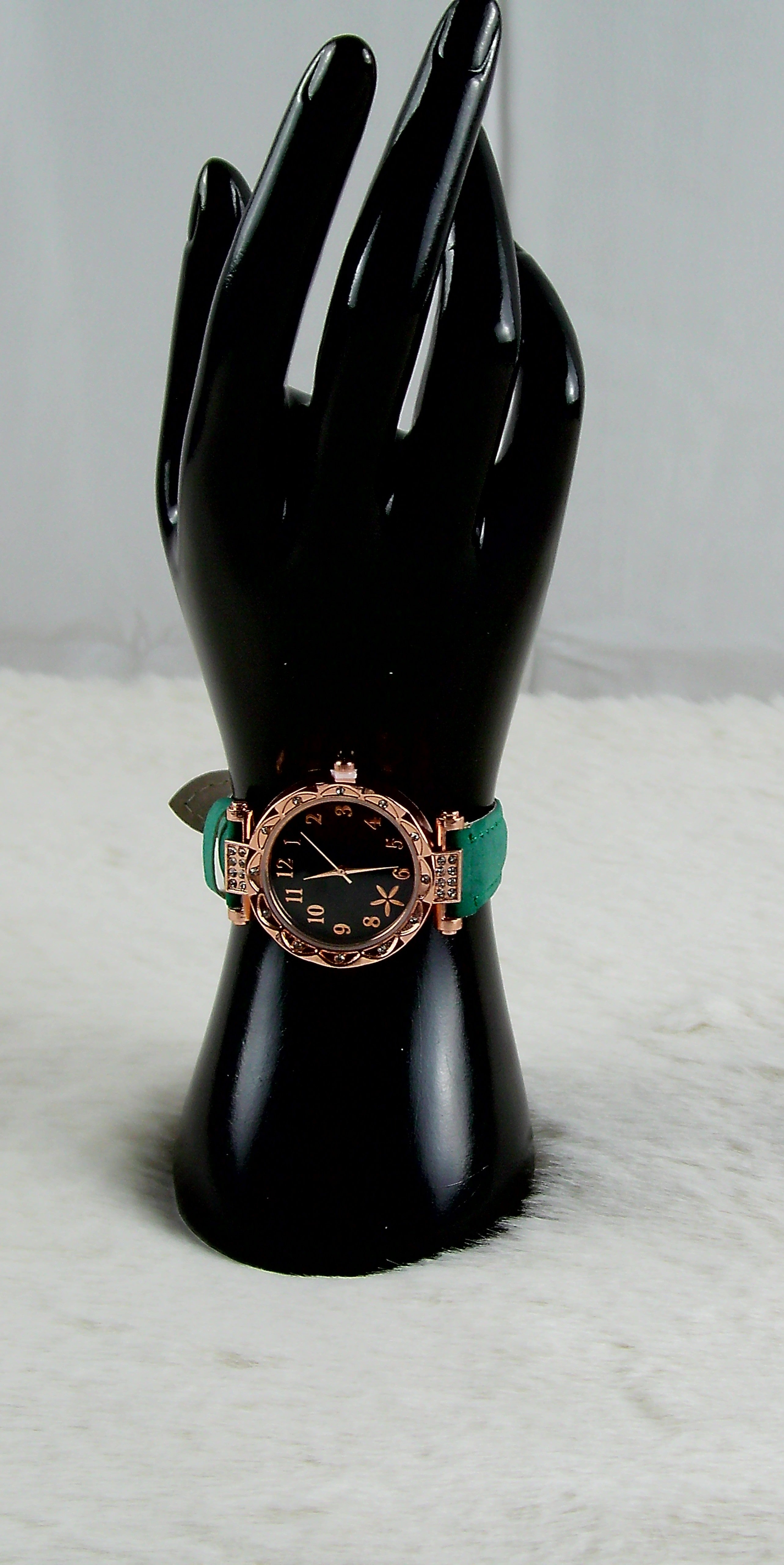 Groene horloge met bloemen display