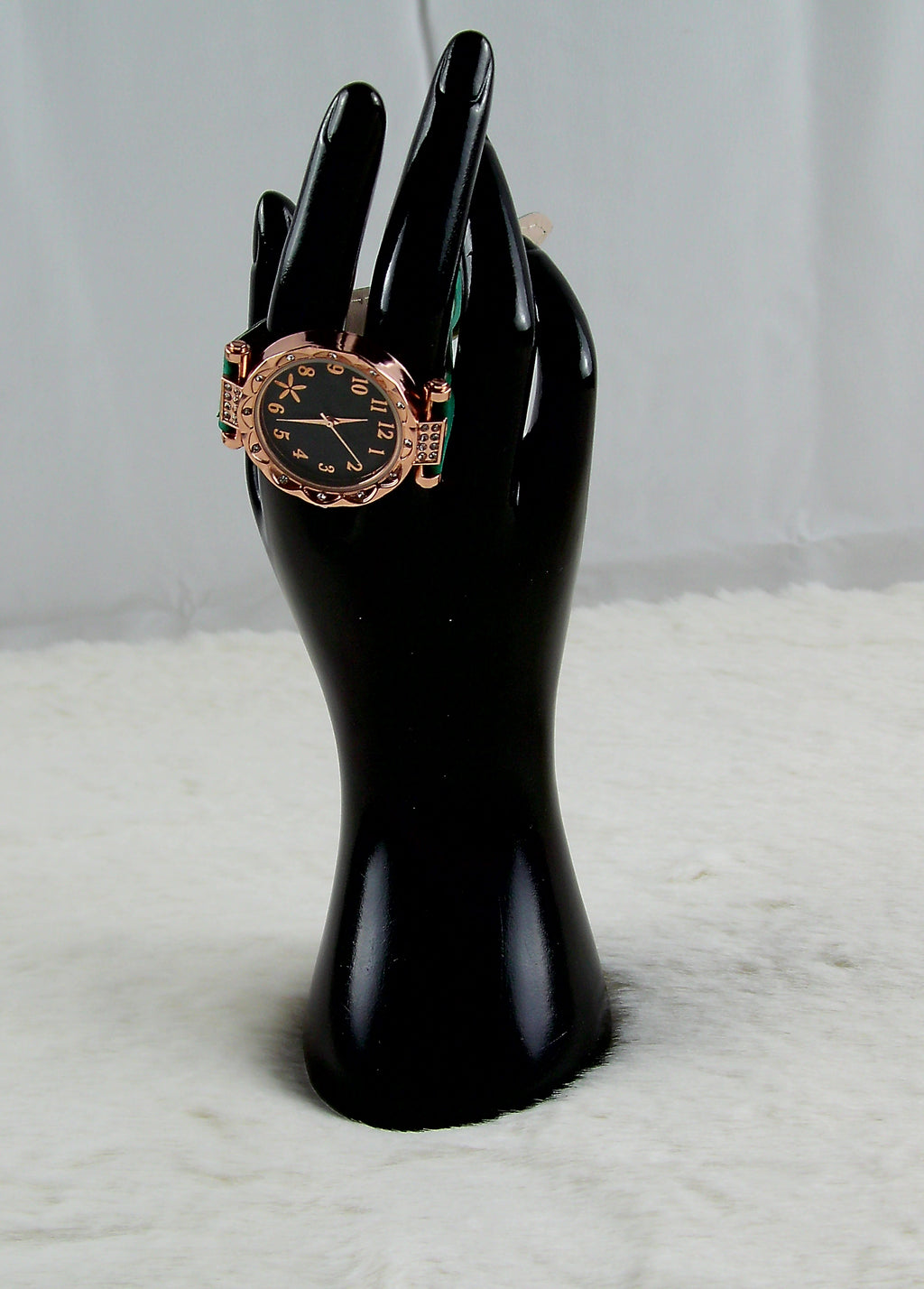 Groene horloge met bloemen display