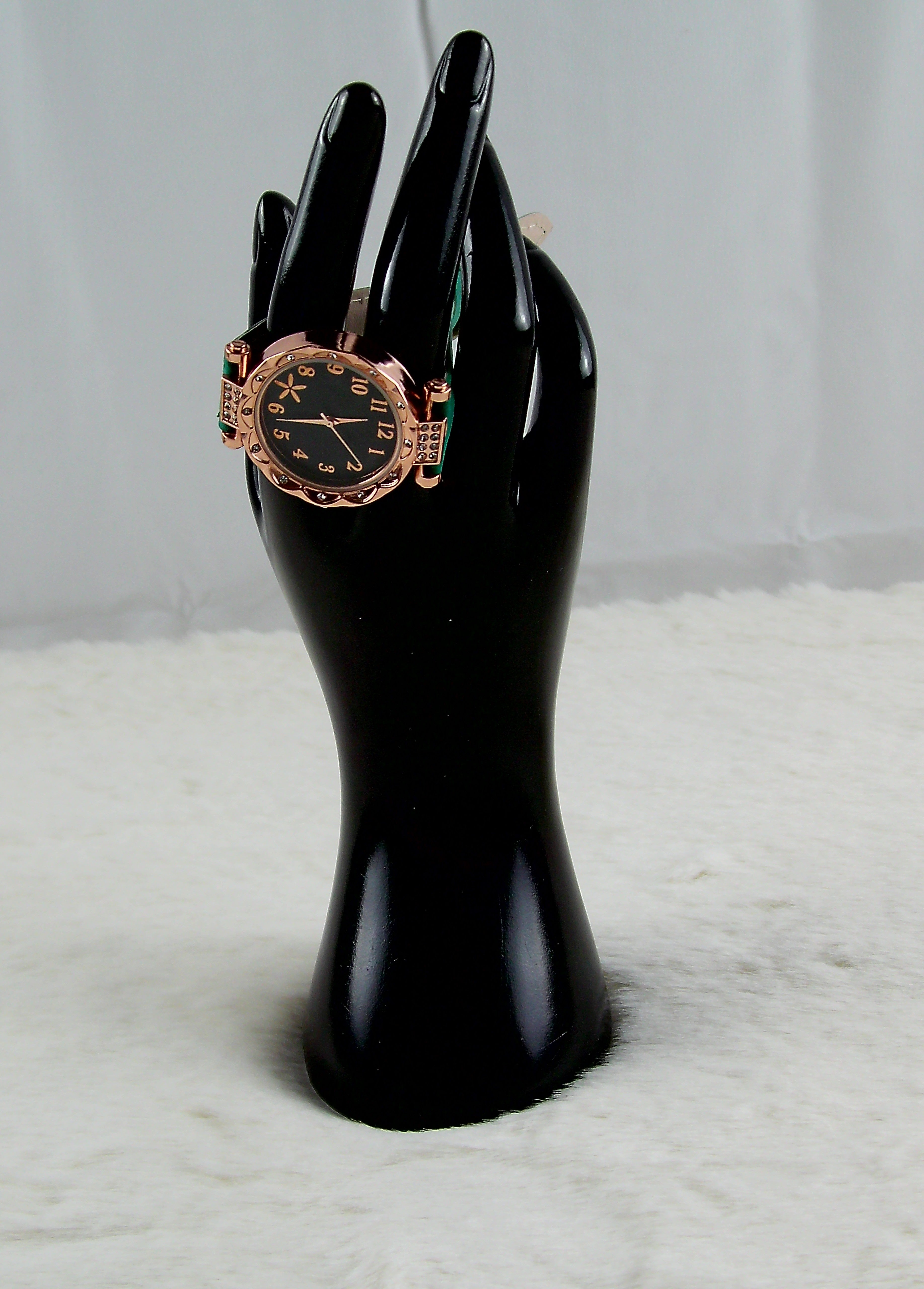 Groene horloge met bloemen display