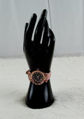 Roze horloge met bloemen display