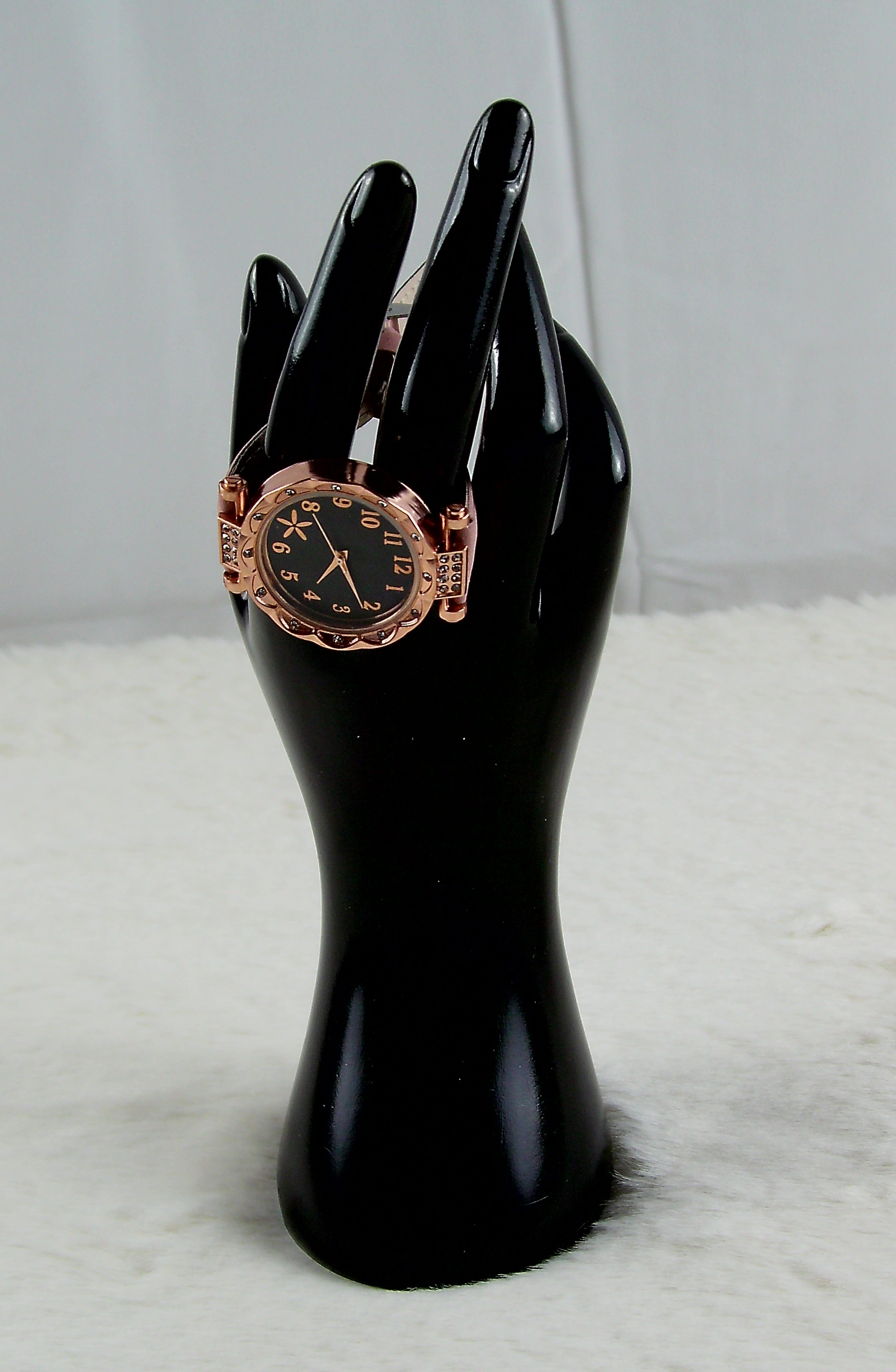 Roze horloge met bloemen display