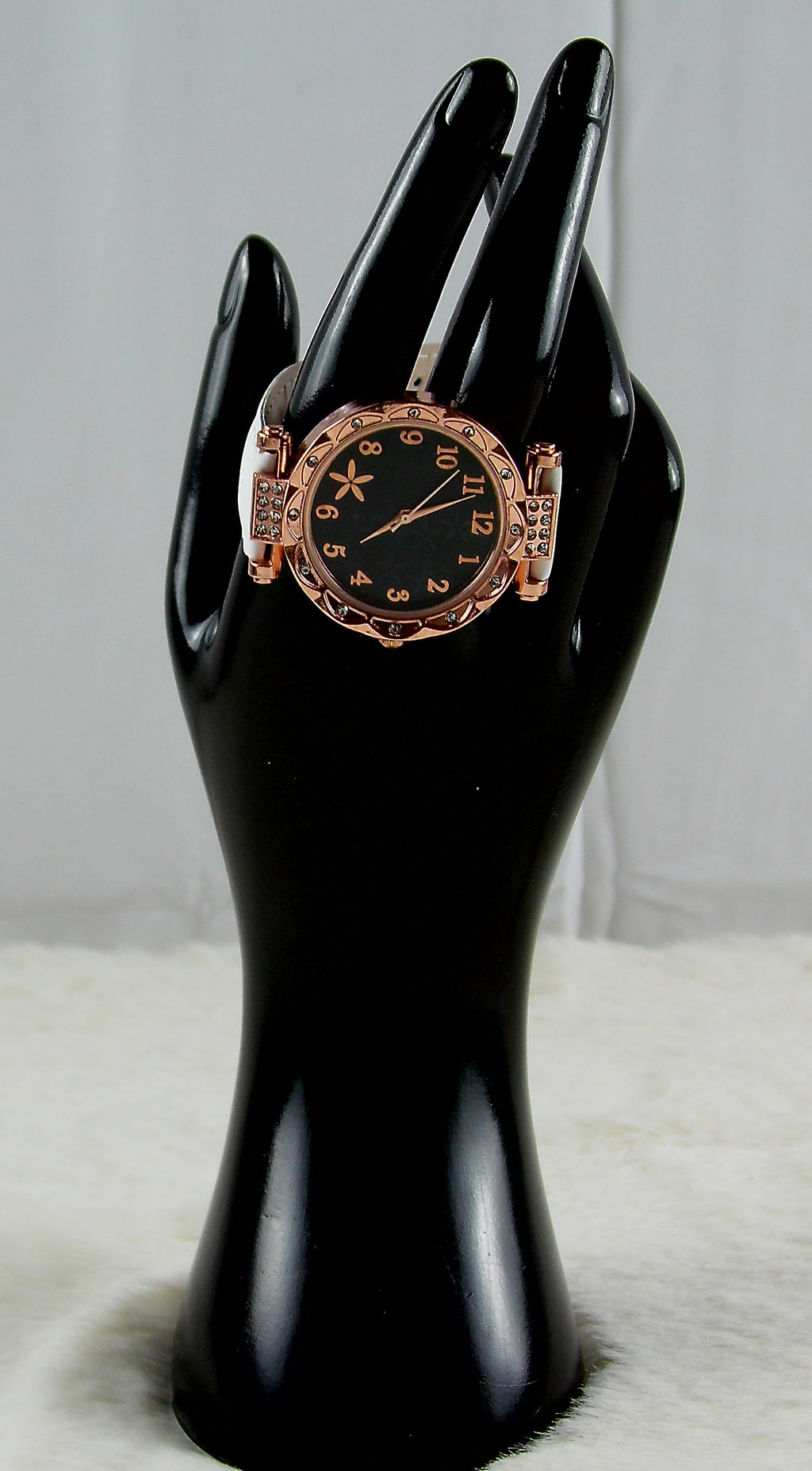 Witte horloge met bloemen display