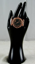 Witte horloge met bloemen display