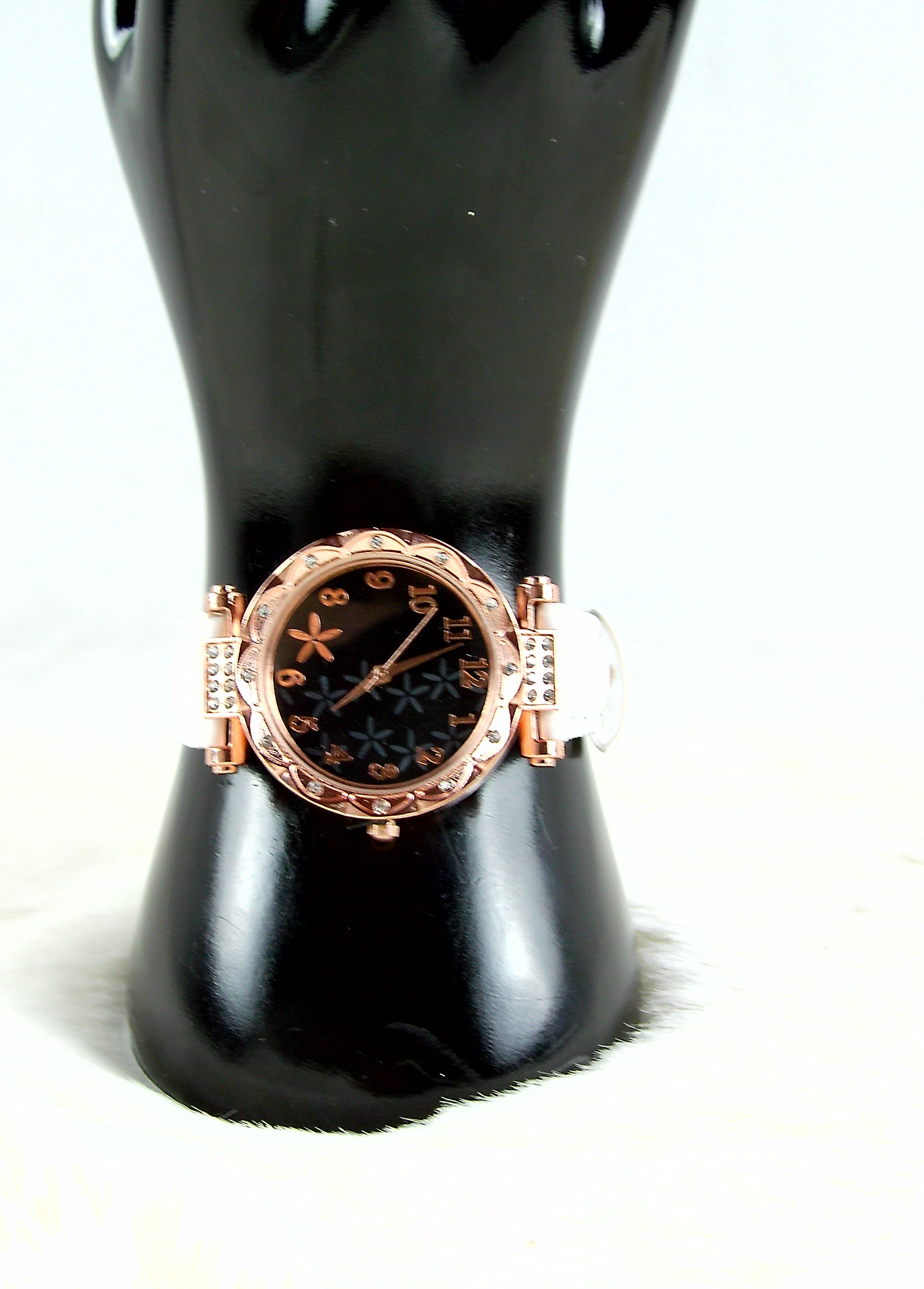 Witte horloge met bloemen display