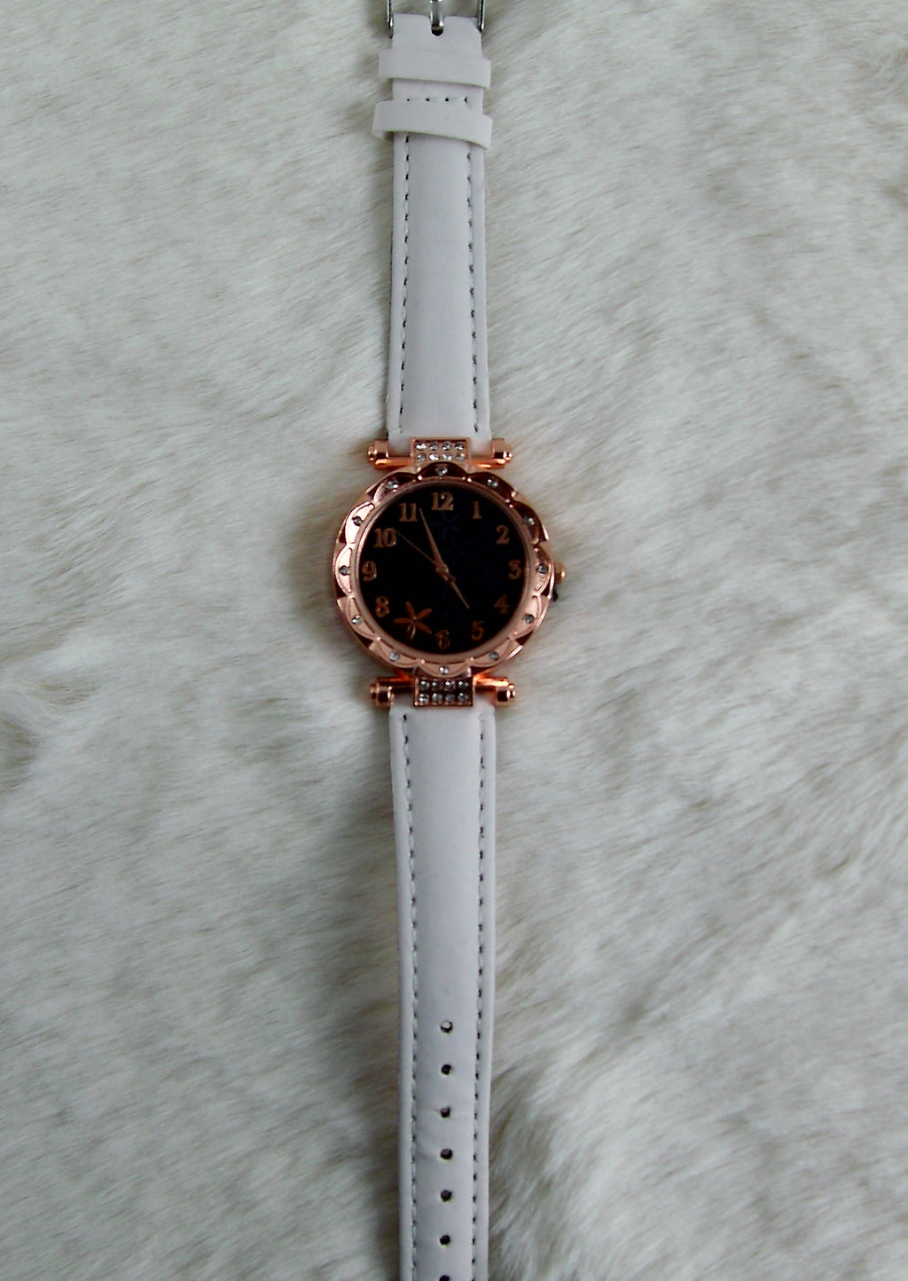 Witte horloge met bloemen display