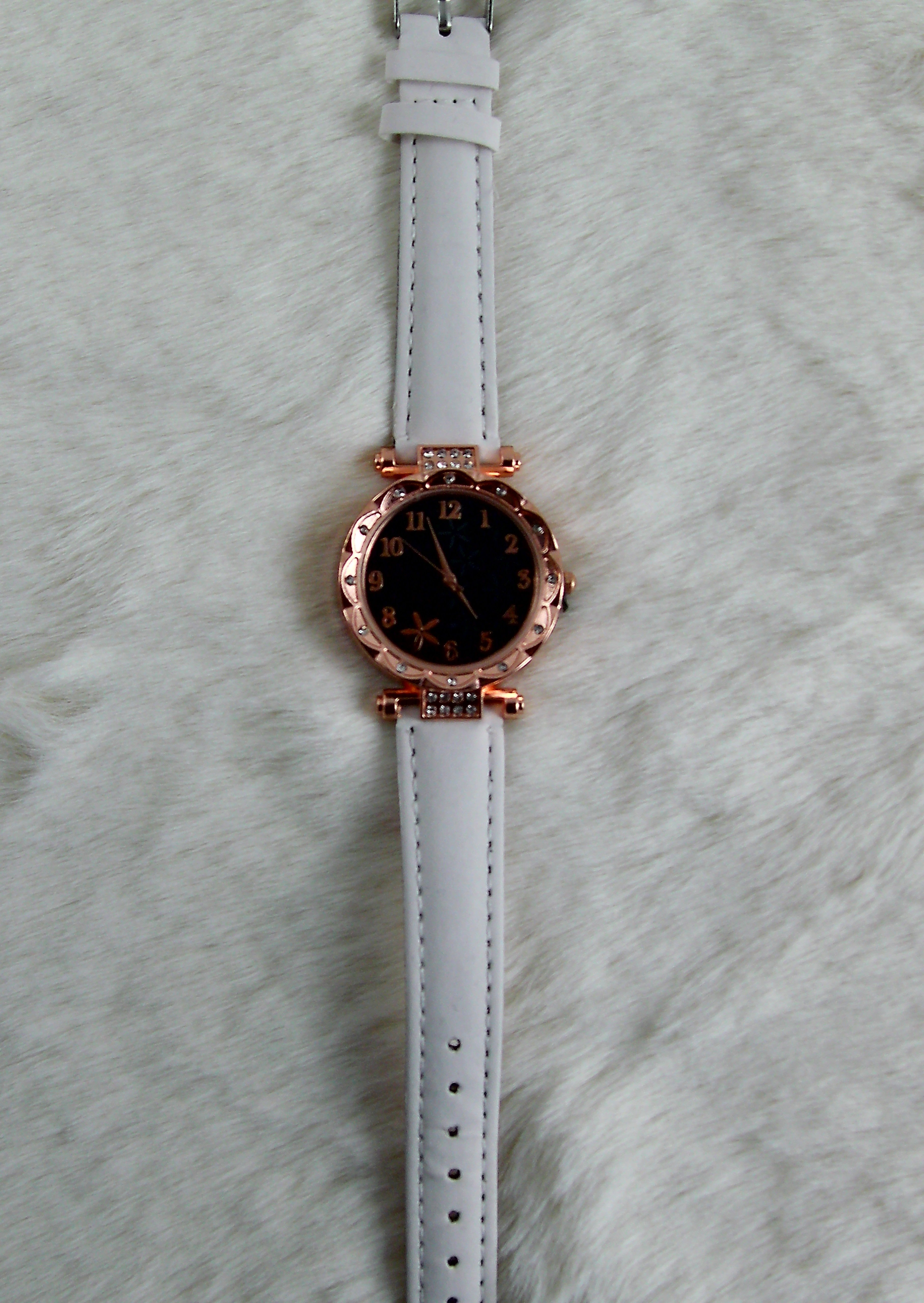 Witte horloge met bloemen display