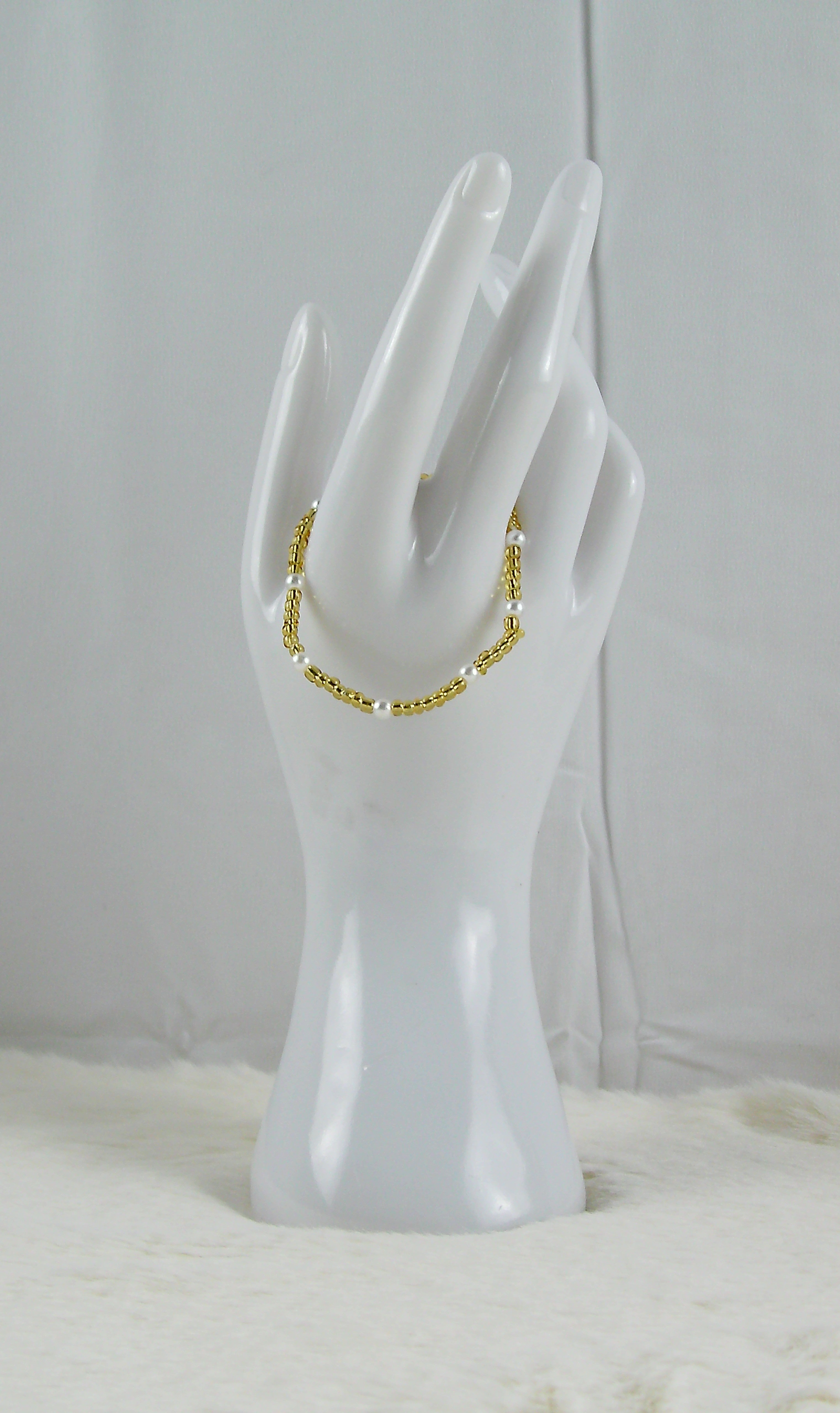 Gouden kralen armband met witte parels
