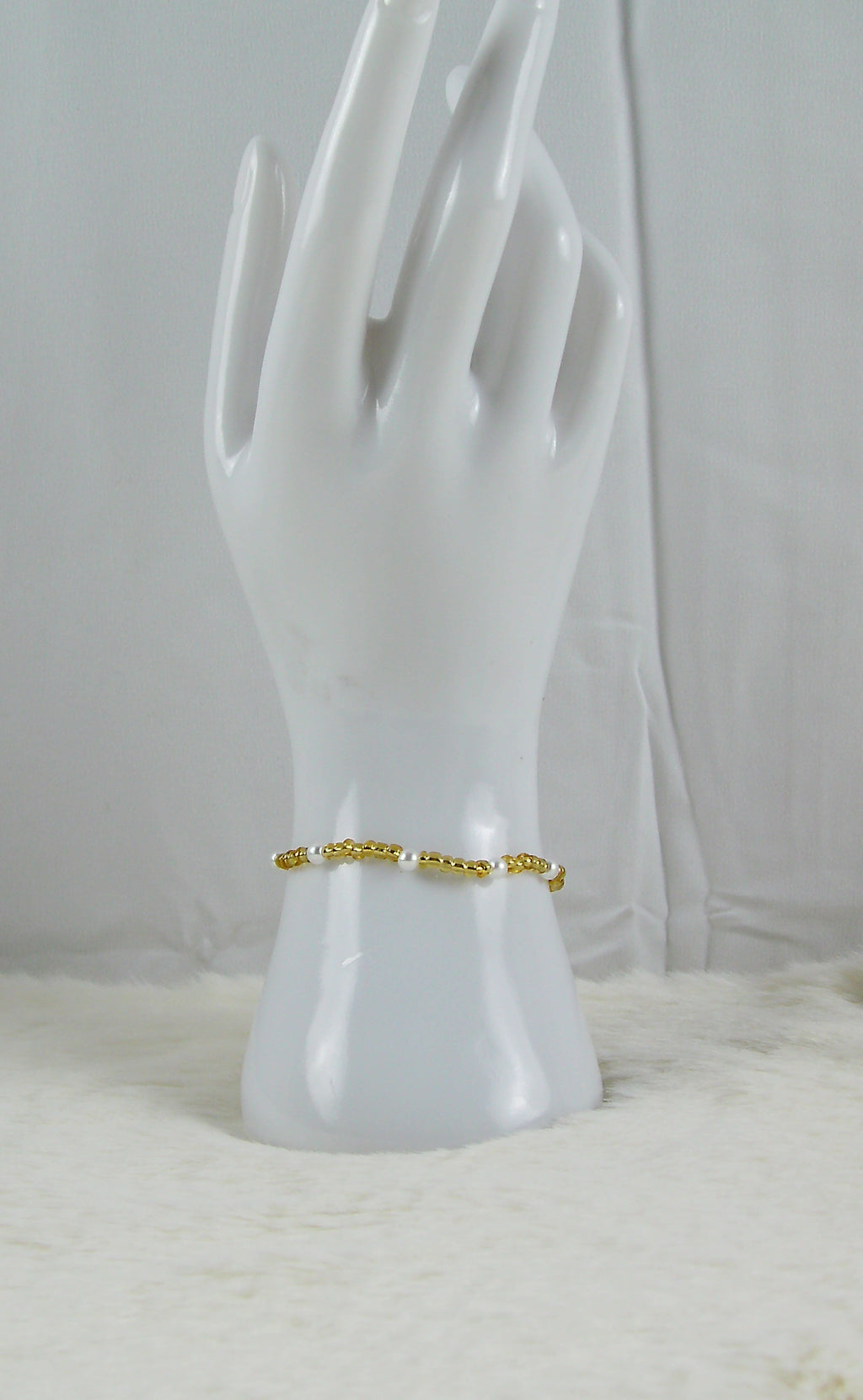 Gouden kralen armband met witte parels