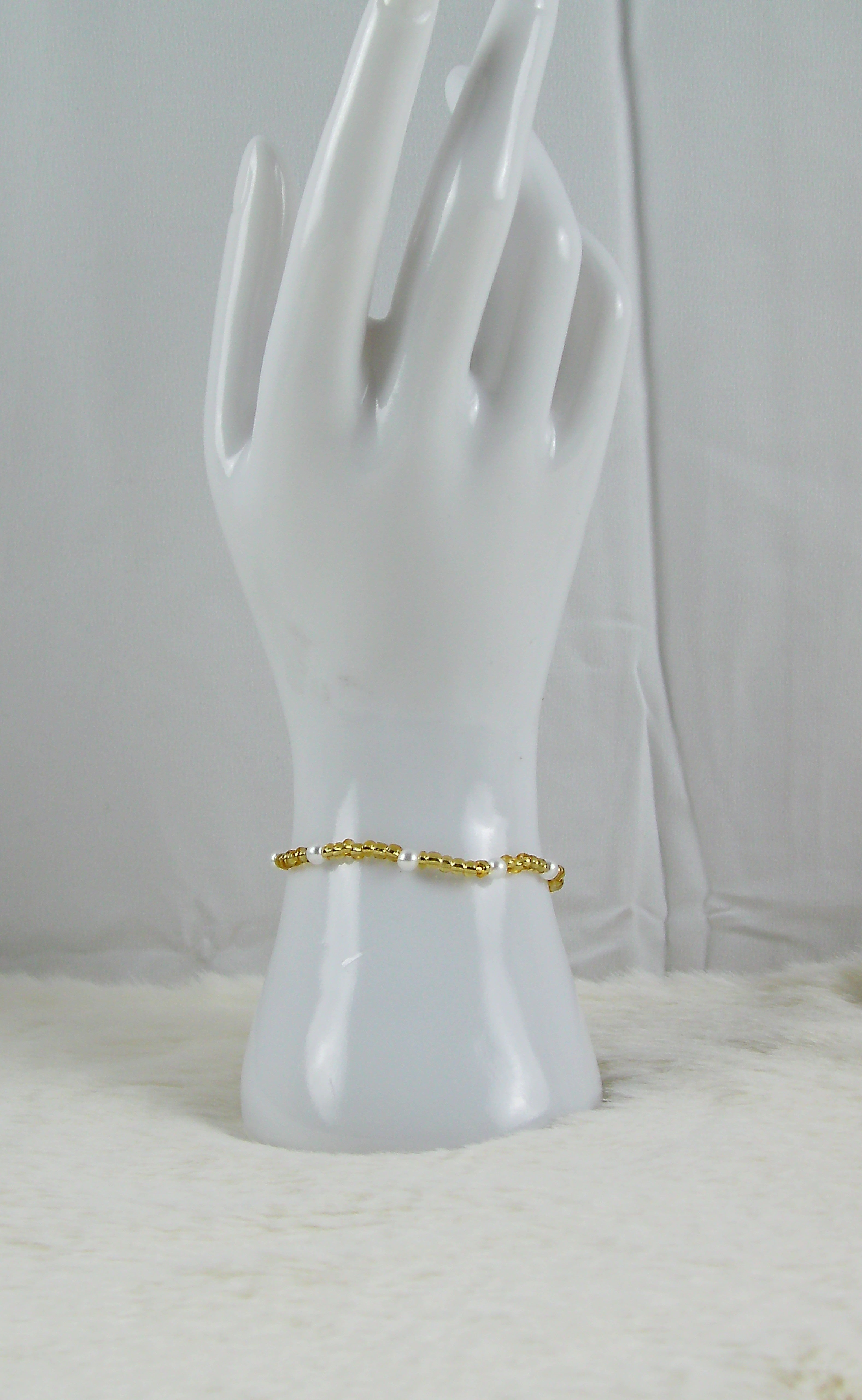 Gouden kralen armband met witte parels