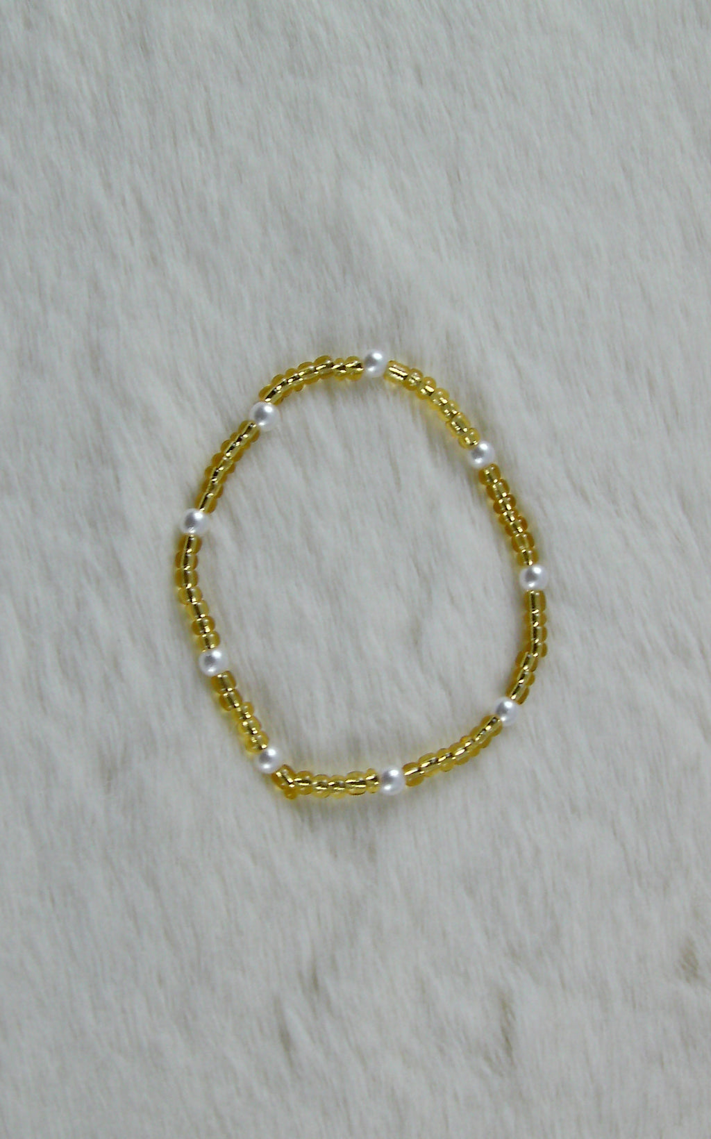 Gouden kralen armband met witte parels