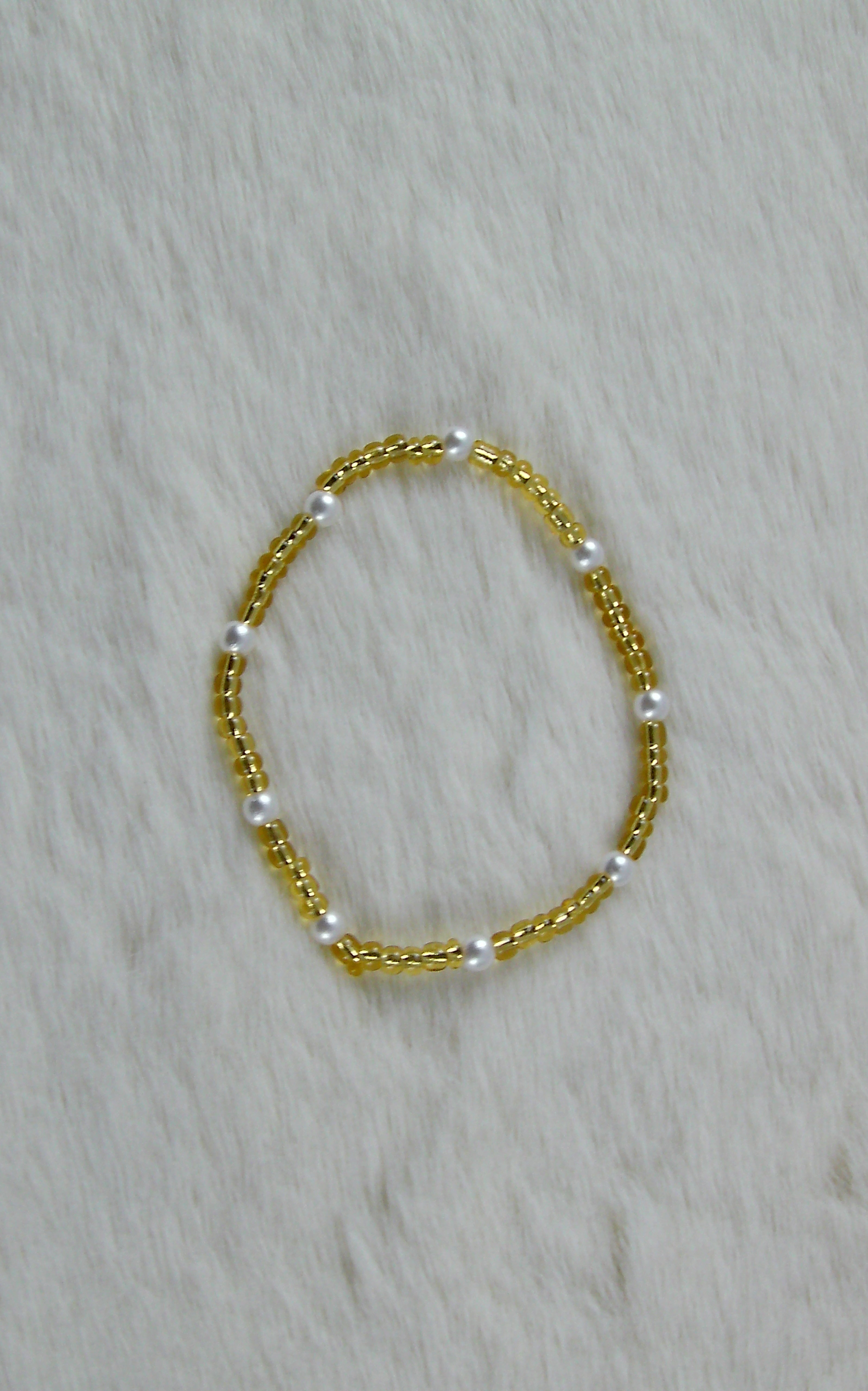 Gouden kralen armband met witte parels