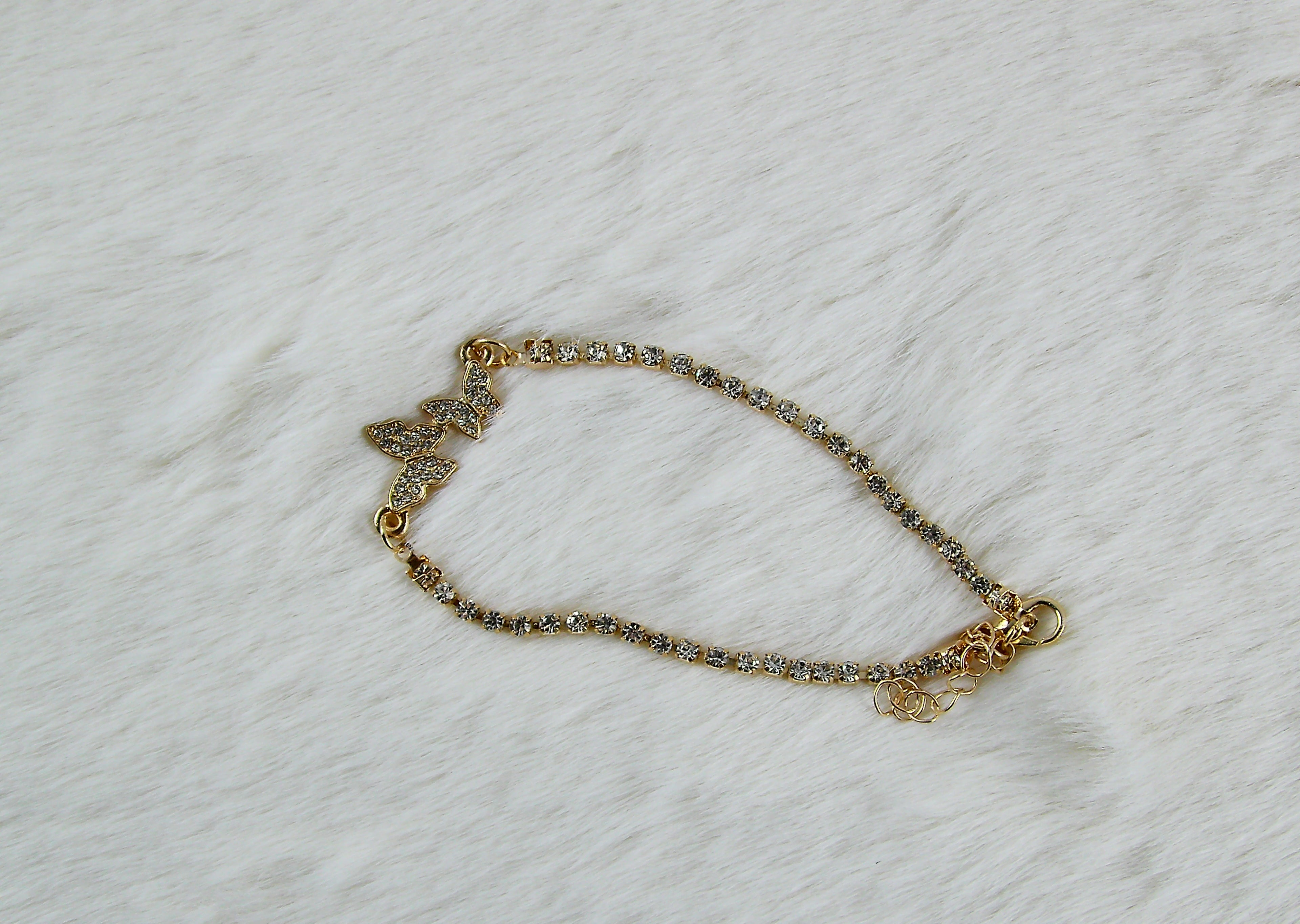 Gouden armband met 2 vlindertjes en diamantjes