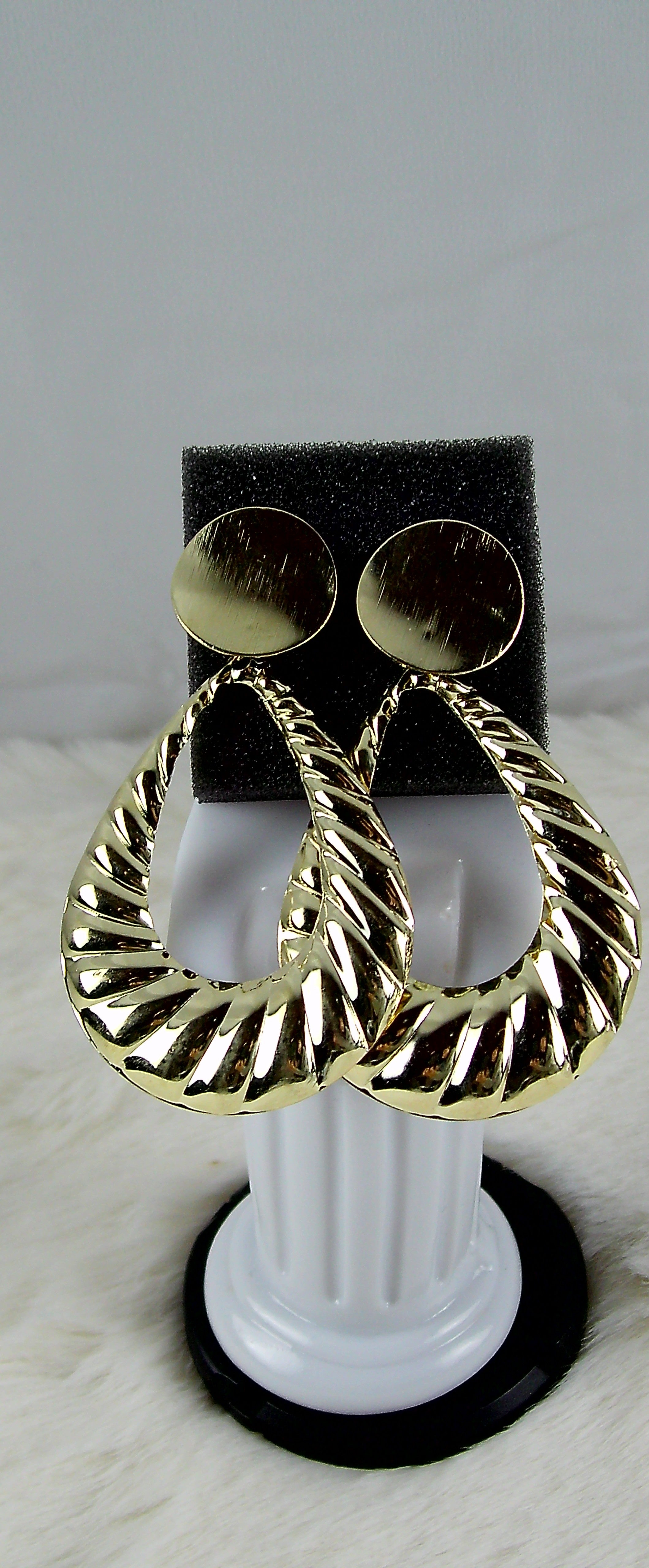 Gouden druppel oorbellen met gat